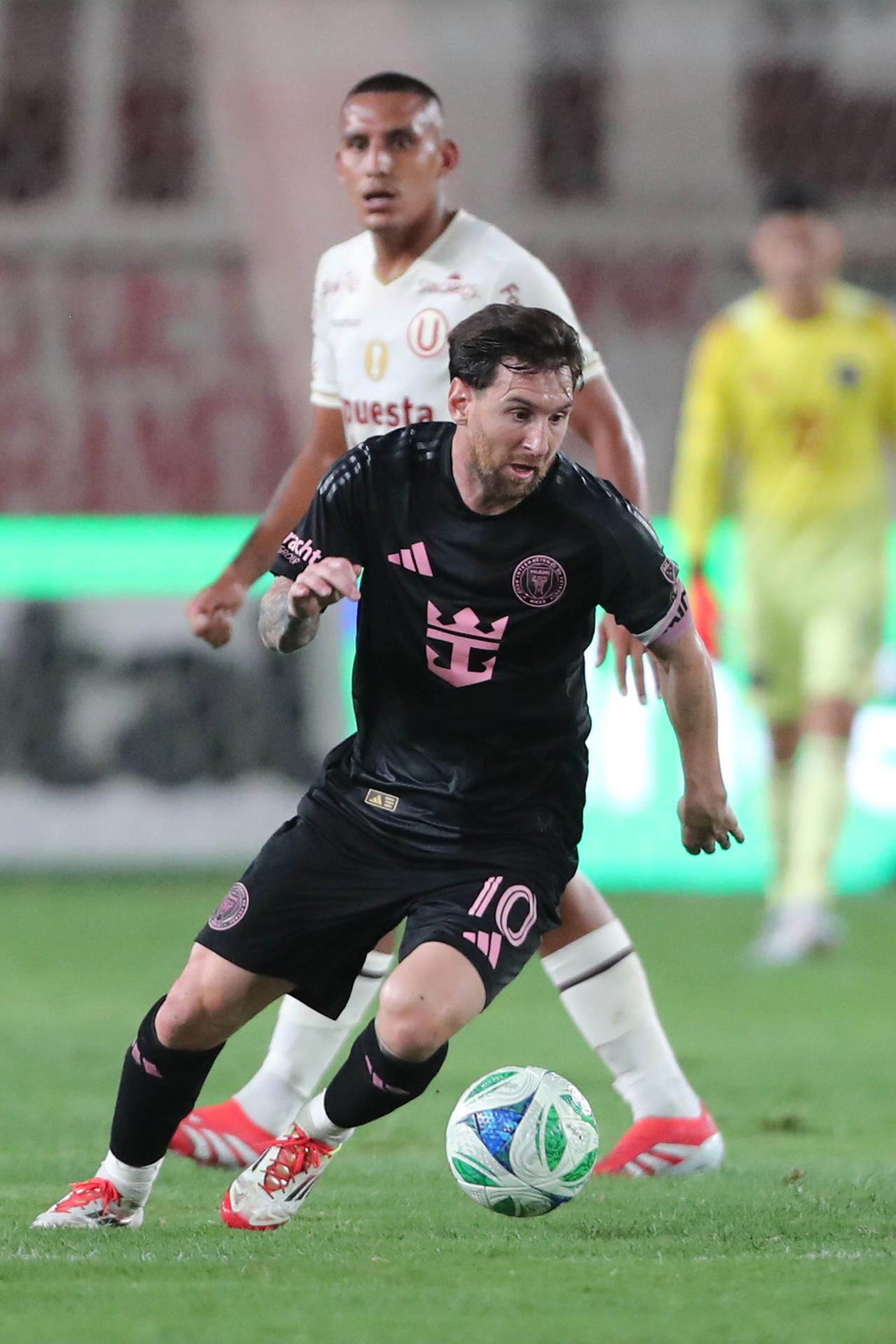 AMDEP1585. LIMA (PERÚ), 29/01/2025.- Lionel Messi (c) de Inter controla un balón este miércoles, en un partido amistoso entre Universitario e Inter Miami en el estadio Monumental en Lima (Perú). EFE/ Paolo Aguilar 