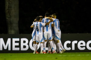 La selección sub-20 de Argentina celebra el gol de Claudio Echeverri que garantizó este domingo en la ciudad venezolana de Valencia el empate 1-1 con Colombia en el Campeonato Sudamericano de la categoría. EFE/ Juan Carlos Hernández