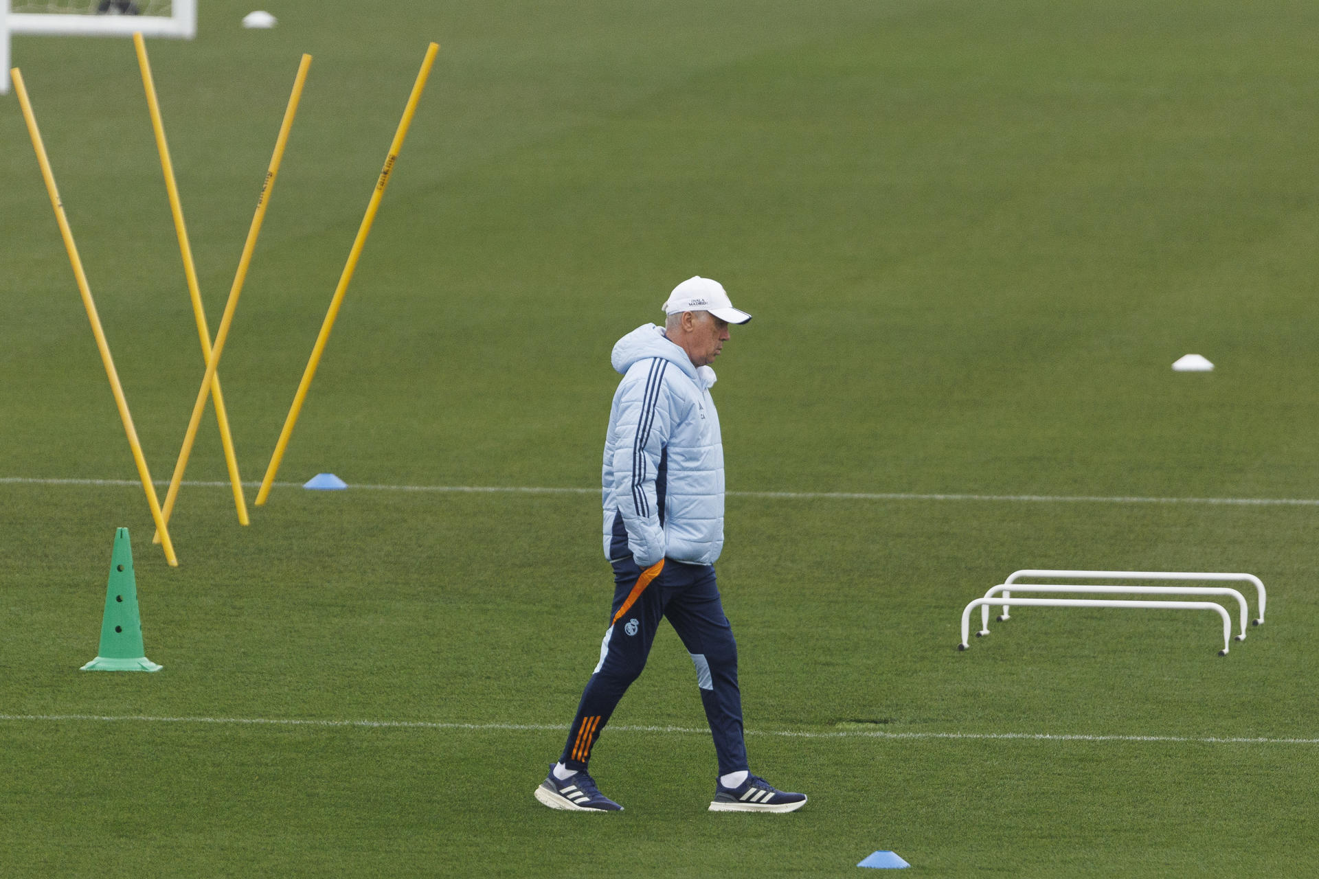 El entrenador del Real Madrid, Carlo Ancelotti, durante el entrenamiento previo al partido de Copa del Rey contra la Deportiva Minera en la Ciudad Real Madrid en Valdebebas, Madrid, este domingo. EFE/Sergio Pérez 