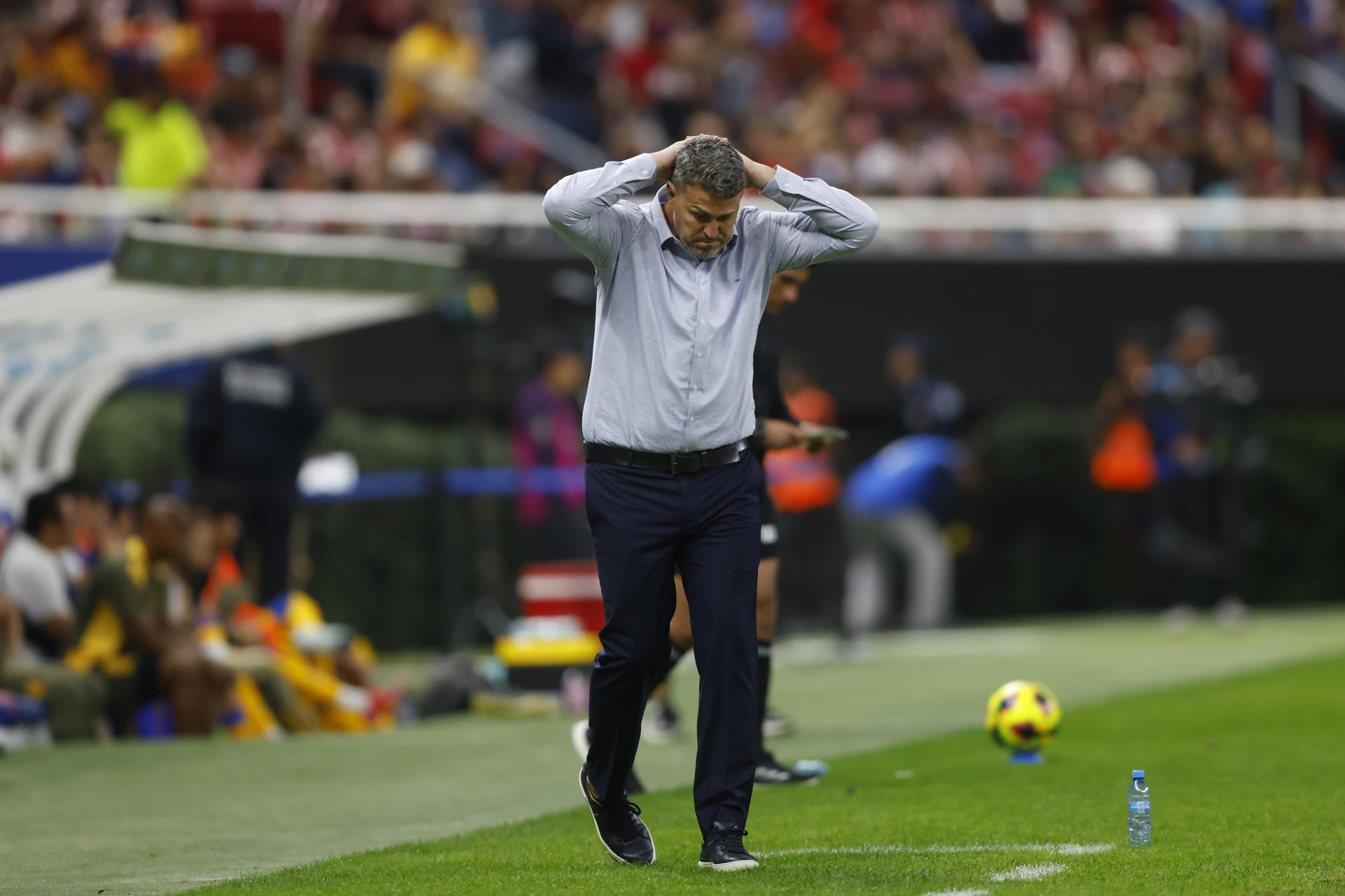 El entrenador español Óscar García es sancionado con tres partidos por patear al colombiano James