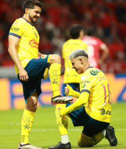 Imagen de archivo de Henry Martín (i) y Cristian Calderón del América celebrando un gol. EFE/ Alex Cruz