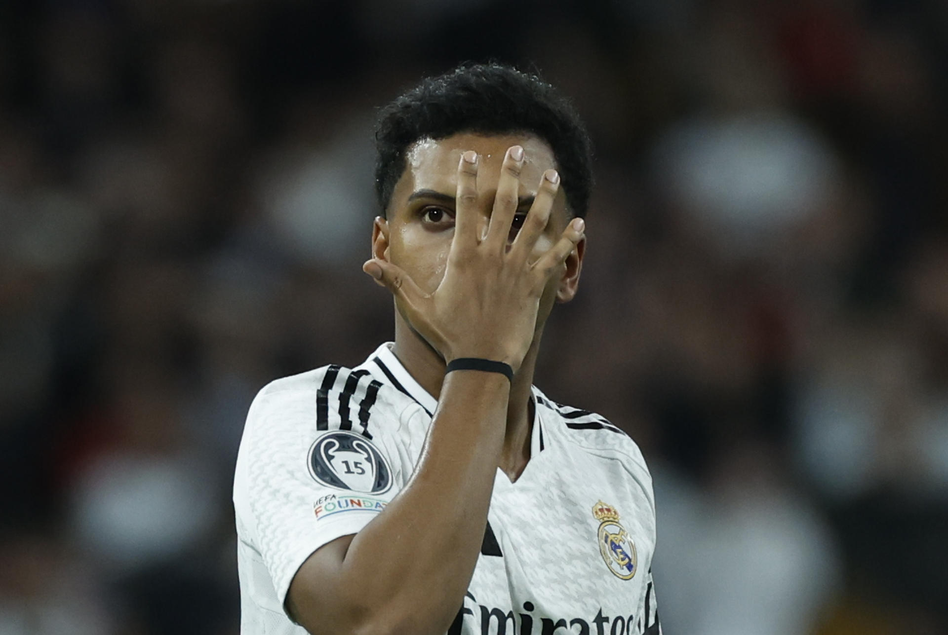 - El delantero brasileño del Real Madrid Rodrygo Goes celebra su segundo gol durante el partido de la Liga de Campeones que Real Madrid y FC Salzburgo disputan en el estadio Santiago Bernabéu. EFE/Juanjo Martín 