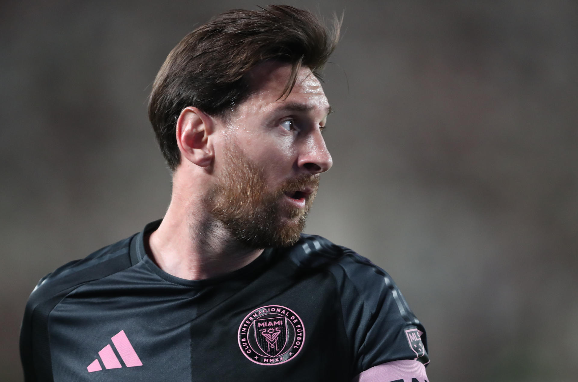 Lionel Messi de Inter reacciona, en un partido amistoso entre Universitario e Inter Miami en el estadio Monumental en Lima (Perú). EFE/Paolo Aguilar 