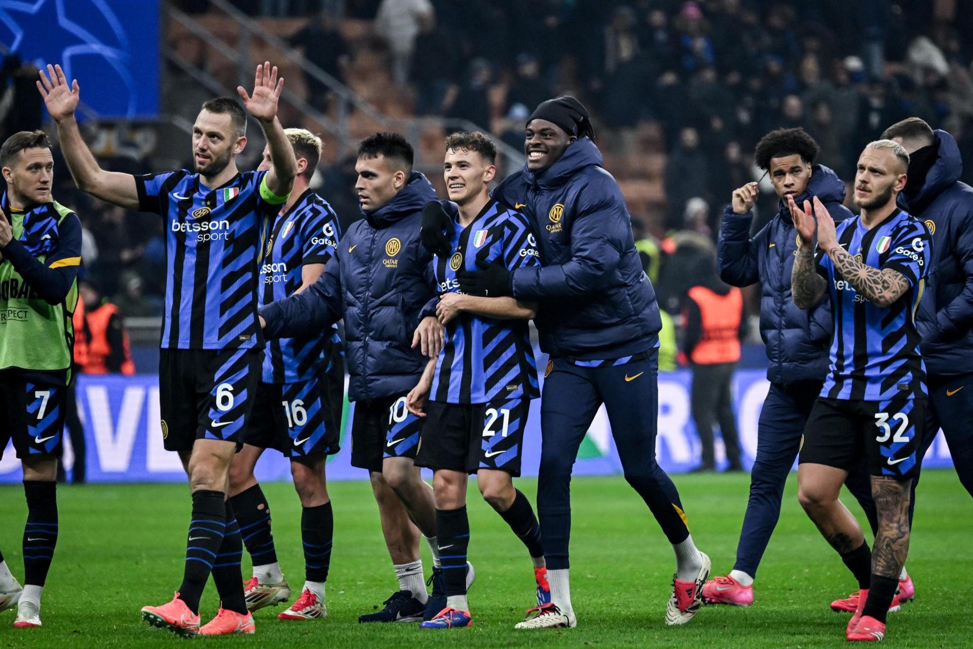 Los jugadores del Inter celebran la victoria tras el partido de la UEFA Champions League que han jugado Inter FC y AS Monaco en Milan, Italia. EFE/EPA/NICOLA MARFISI 