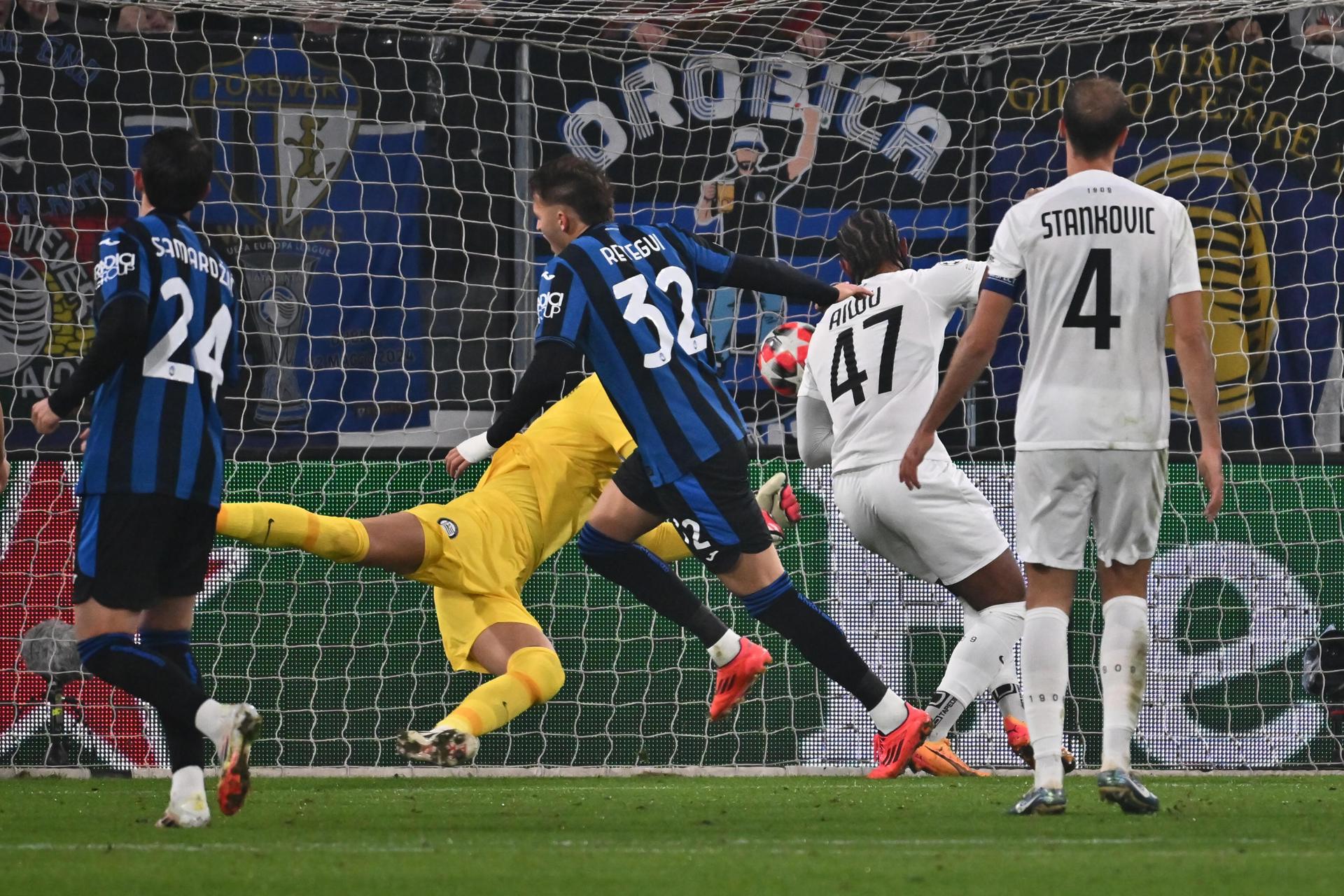 El jugador del Atalanta Mateo Retegui marca un gol durante el partido de la séotima jornada de la UEFA Champions League que han jugado Atalanta BC y SK Sturm Graz ent Bérgamo Stadium Italia. EFE/EPA/MICHELE MARAVIGLIA 