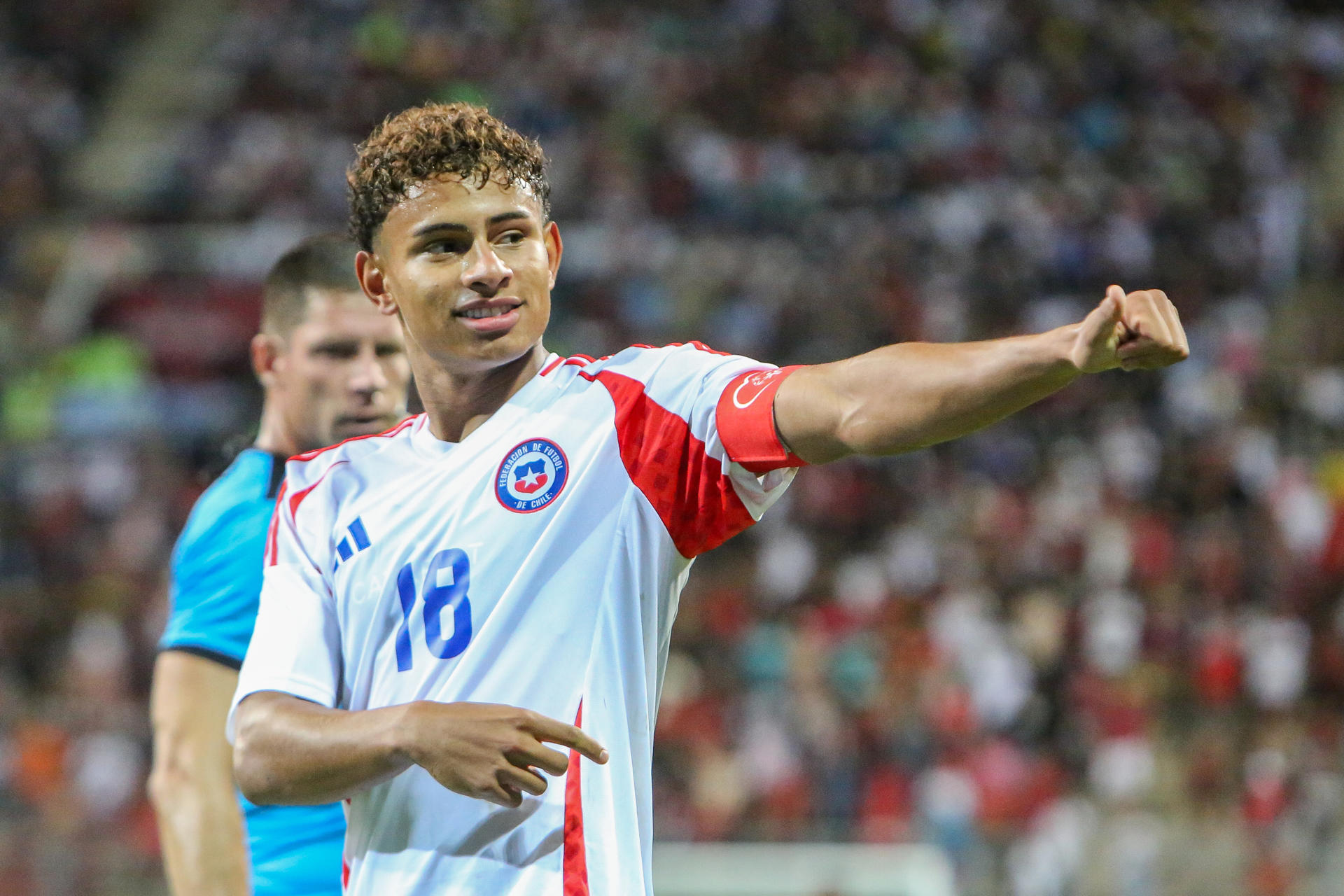 Juan Francisco Rossel (d) de Chile celebra su gol ante Venezuela. EFE/Edison Suárez 