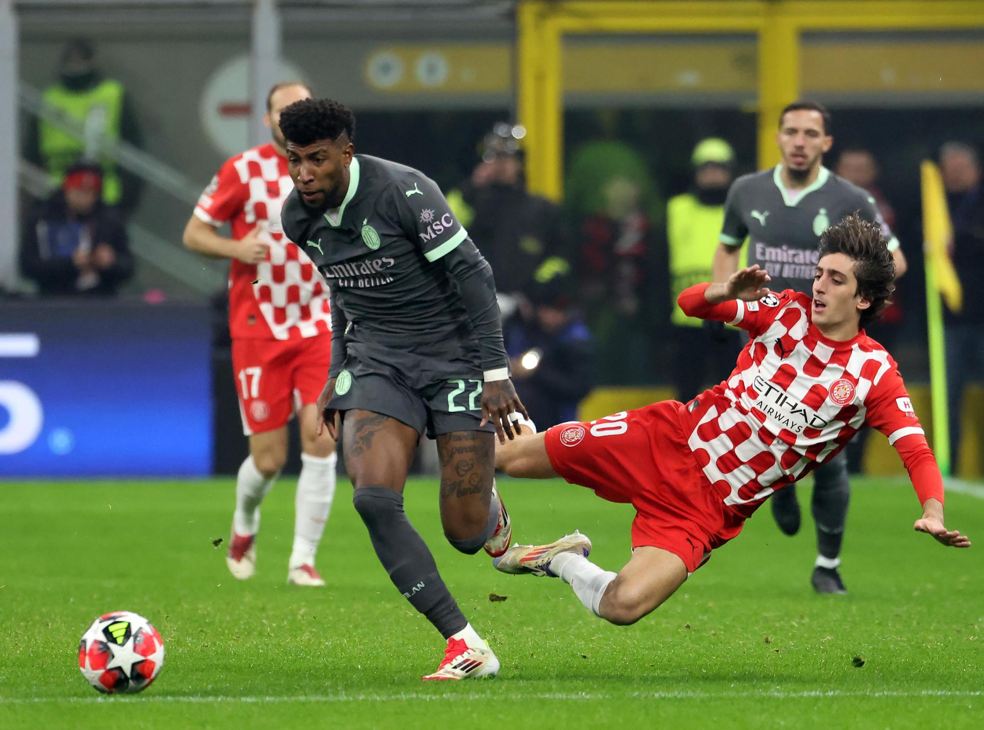 El jugador del AC Milan Emerson Royal (I) deja atrás a Bryan Gil, del Giorna, durante el partido de la UEFA Champions League sque han jugado AC Milan y Girona, en Milan, Italia. EFE/EPA/MATTEO BAZZI 