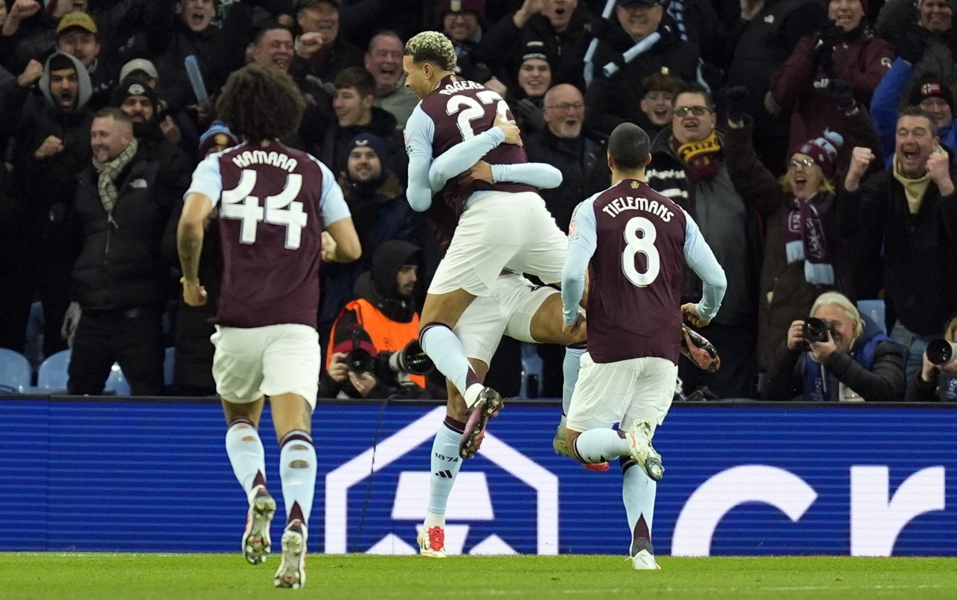 Los jugadores del Aston Villa celebran el gol de Morgan Rogers durante el partido de la UEFA Champions League que han jugado Aston Villa y Celtic en Birmingham, Reino Unido. EFE/EPA/TIM KEETON 