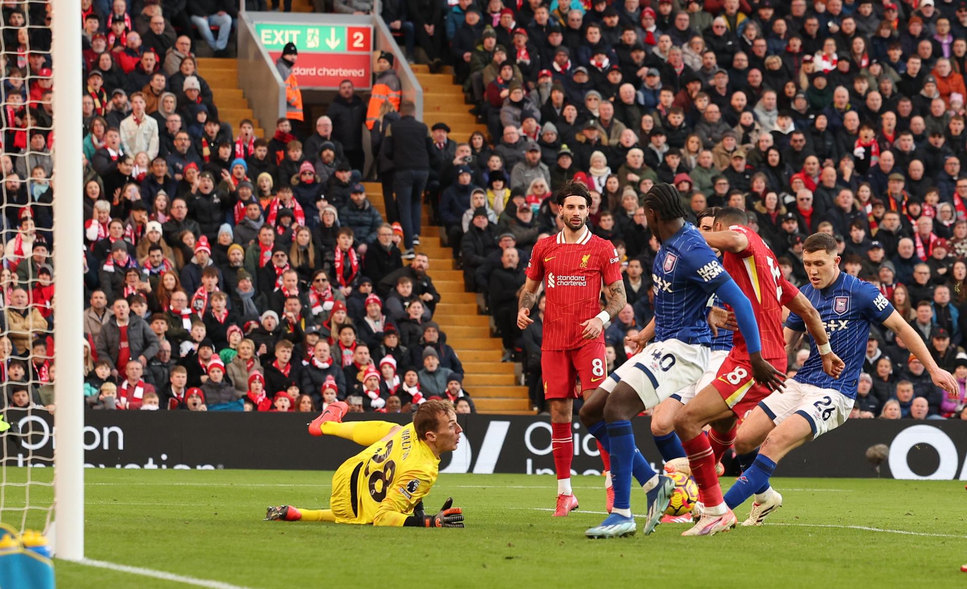 El jugador del Liverpool Cody Gakpo logra el 3-0 durante el partido de la Premier League que han jugado Liverpool FC e Ipswich Town, en Liverpool, Reino Unido. EFE/EPA/ADAM VAUGHAN 