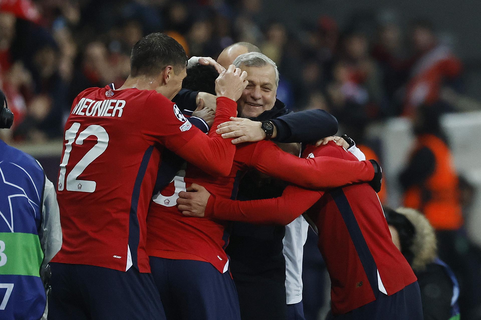 Los jugadores del Lille celebra la victoria y el pase al top8 tras el partido que han jugado contra el Feyenoord en Villeneuve-d'Ascq, Francia. 