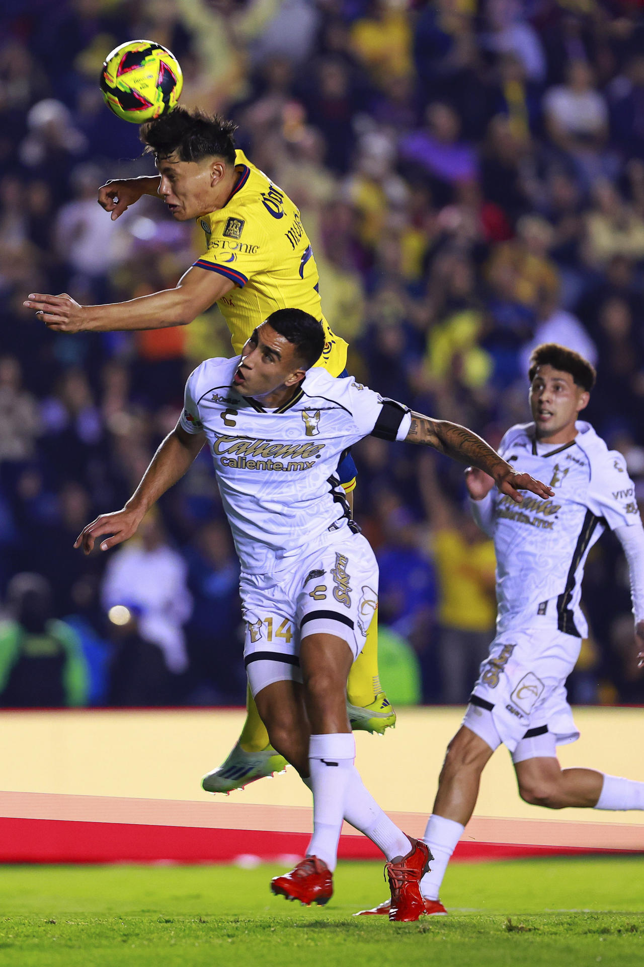 Miguel Vázquez (arriba) de América disputa un balón con Christian Rivera (abajo) de Tijuana, durante un partido de la segunda jornada del torneo Clausura 2025 de la Liga MX entre América y Tijuana, en el estadio de la Ciudad de los Deportes de Ciudad de México (México). EFE/ Sáshenka Gutiérrez 