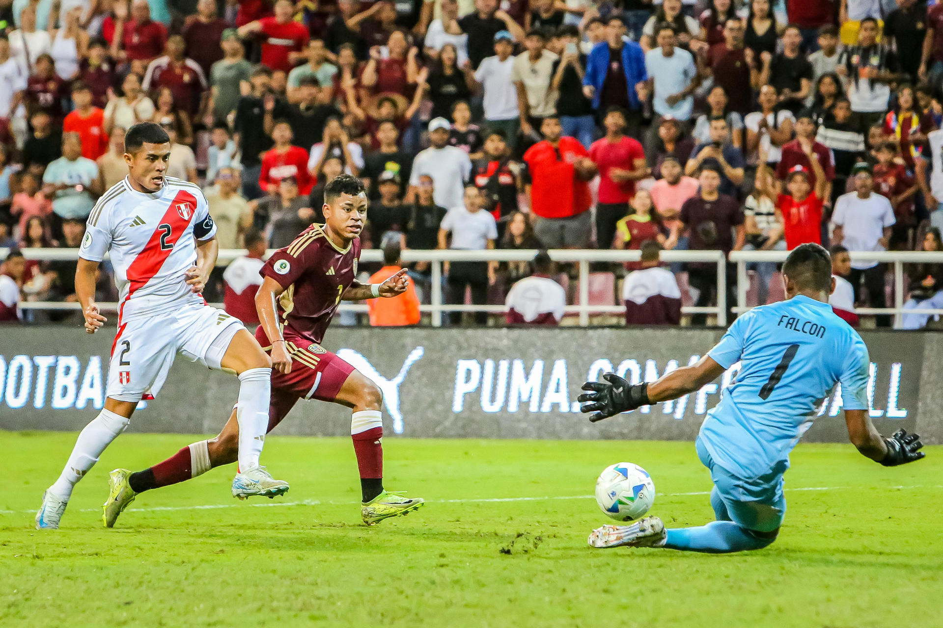 William Falcón (d) de Perú ataja un balón ante Venezuela. EFE/ Edison Suárez 