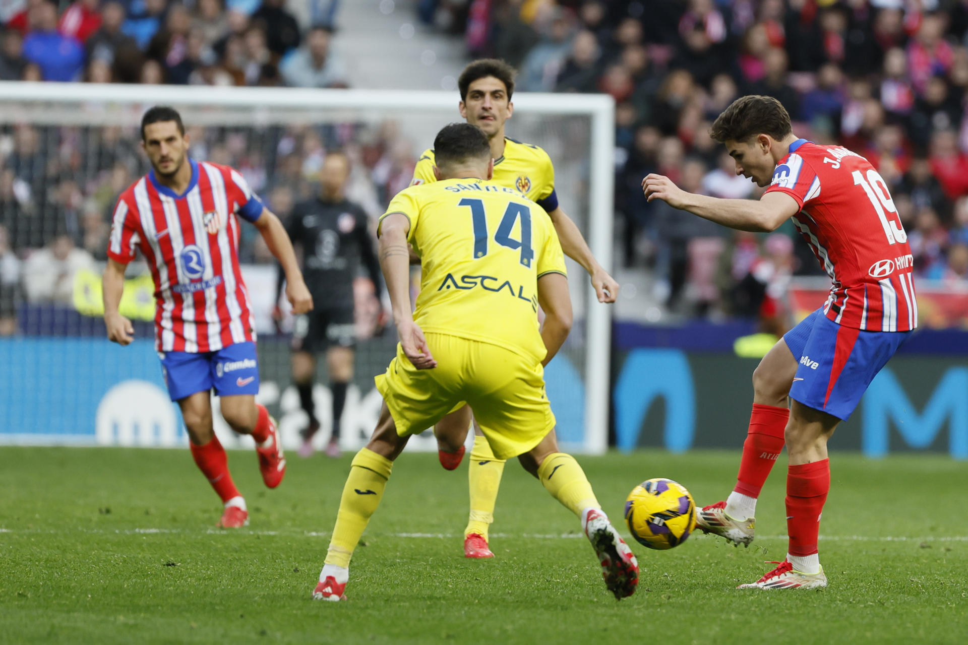 El delantero argentino del Atlético de Madrid Julián Alvarez y el centrocampista del Villarreal Santiago Comesaña, durante el partido de La Liga de la jornada 21 que disputan Atlético de Madrid y Villarreal, este sábado en el estadio Riyadh Air Metropolitano en Madrid.-EFE/ Ballesteros 