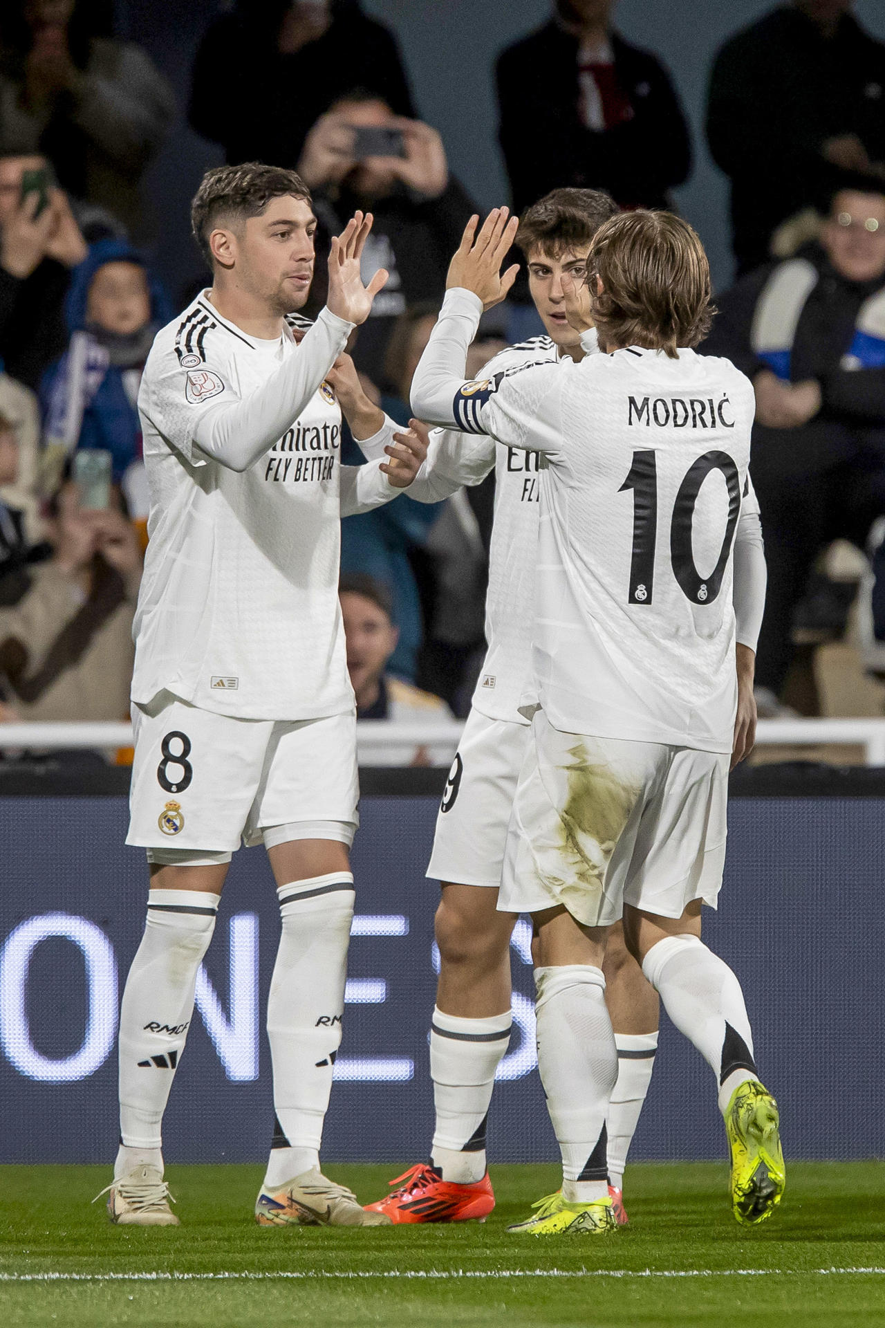 El centrocampista uruguayo del Real Madrid Fede Valverde (i) celebra el primer gol ante de la Deportiva Minera durante el partido correspondiente a los dieciseisavos de final de la Copa del Rey, que están disputando este lunes en el estadio Cartagonova en Cartagena. EFE/Marcial Guillén