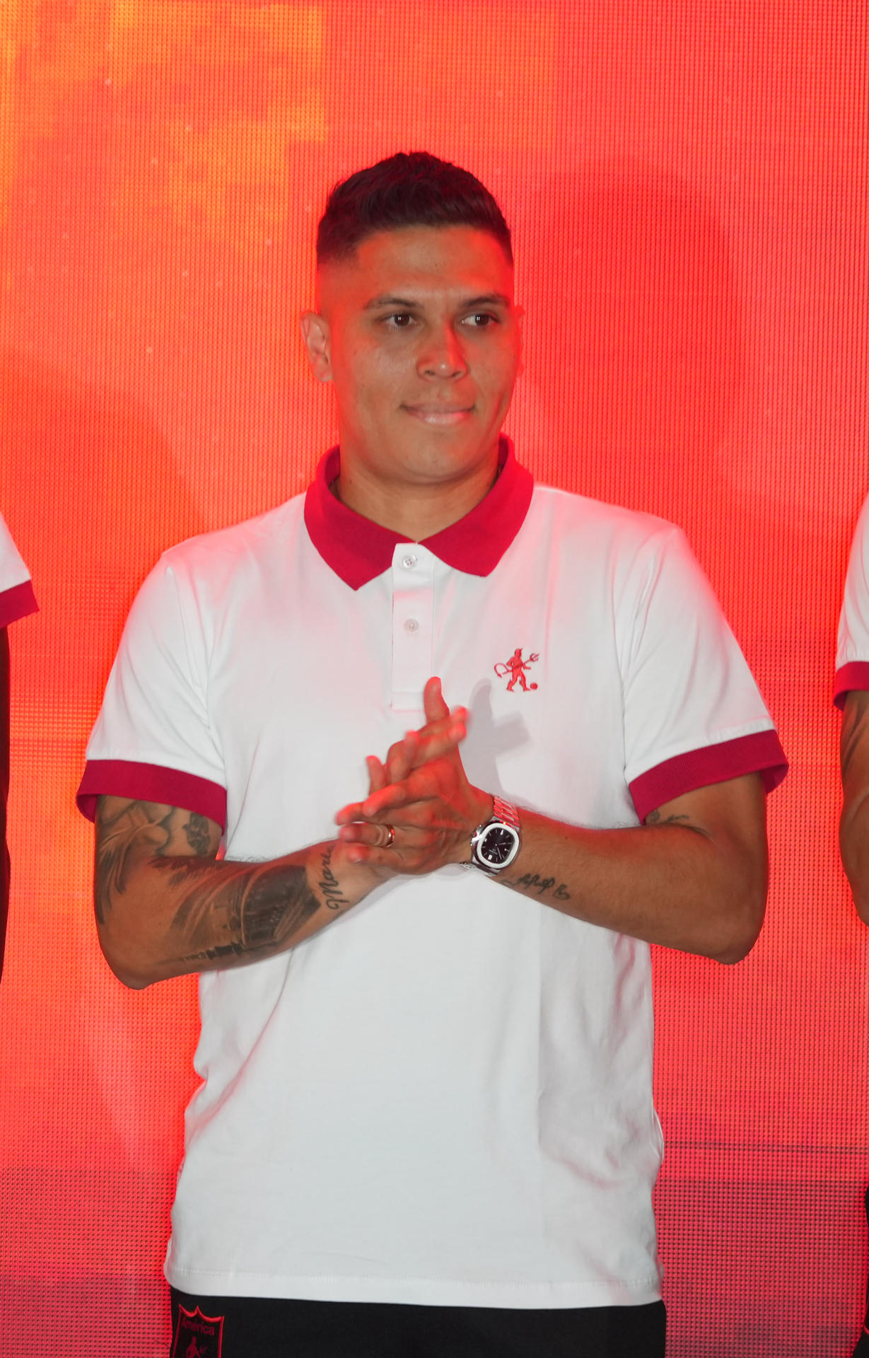 El centrocampista colombiano Juan Fernando Quintero fue presentado este jueves en la ciudad de Cali como refuerzo estelar del club América. EFE/ Ernesto Guzmán
