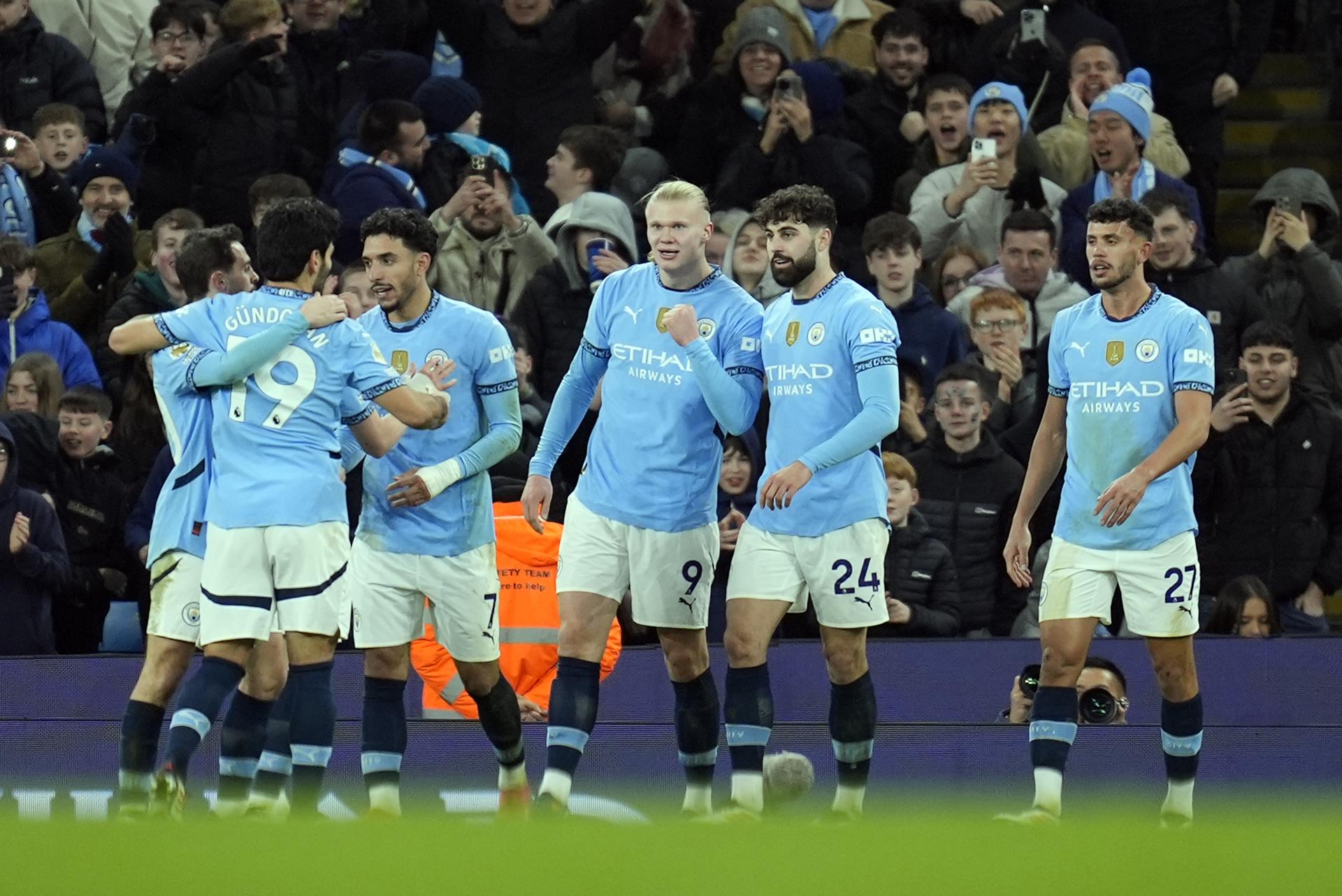 El delantero sueco Erling Haaland (c), del Manchester City, celebra el 2-1 con sus compañeros durante el partido de la Premier League que han jugado Manchester City y Chelsea, en Manchester, Reino Unido. EFE/EPA/TIM KEETON 