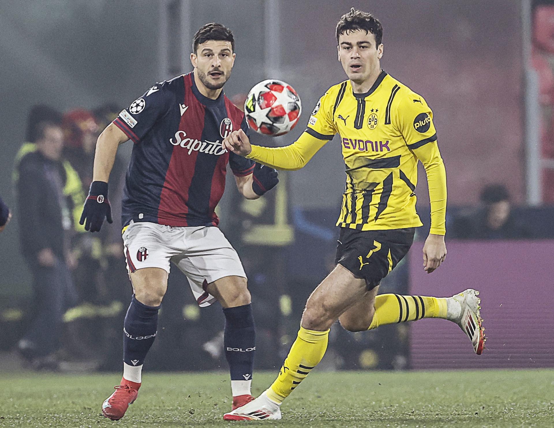 El jugador del Bolinia Riccardo Orsoliniy el del Dormund Giovanni Reyna (d) durante el partido de la séptima jornada de la UEFA Champions League en el Renato Dall'Ara stadium en Bolonia,Italia. EFE/EPA/ELISABETTA BARACCHI 