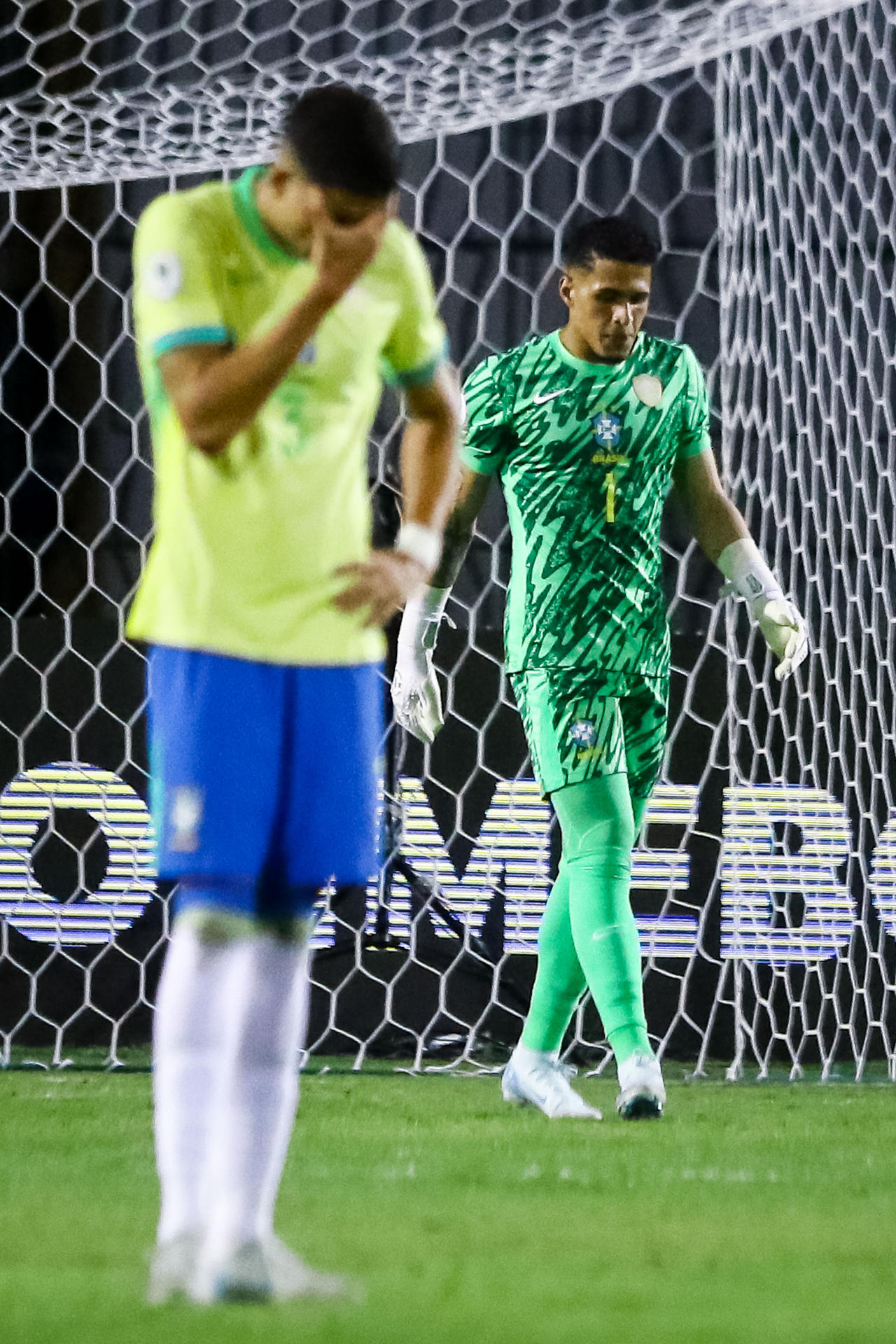 Robert Pinto de Brasil se lamenta tras la goleada sufrida ante Argentina. EFE/ Juan Carlos Hernández 