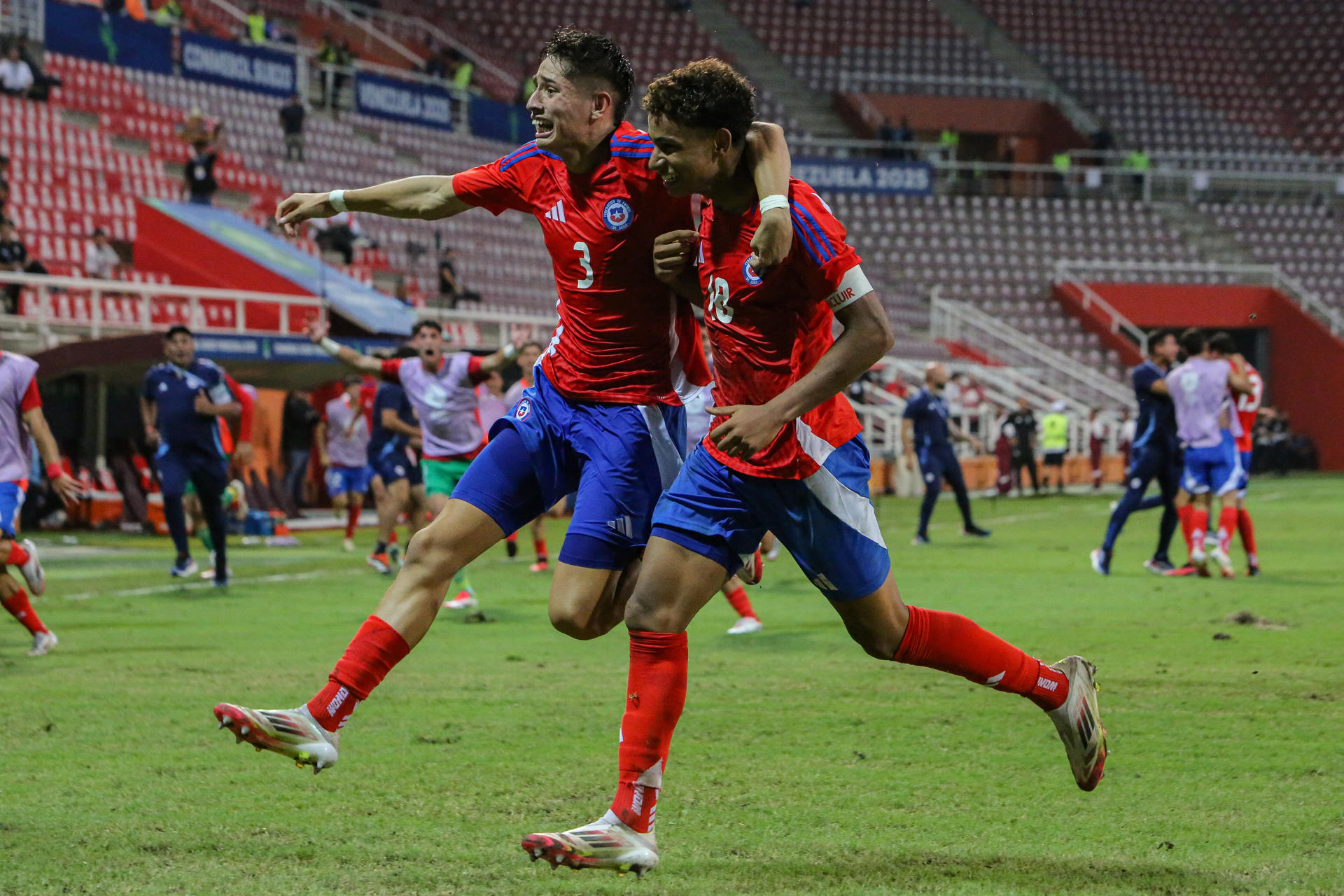 Los chilenos Juan Rossel (d) e Iván Román celebran este lunes la victoria por 3-2 sobre Perú en partido de la tercera jornada del Grupo A del Campeonato Sudamericano Sub-20 jugado en el estadio Metropolitano de Lara en Cabudare. EFE/ Edison Suárez 