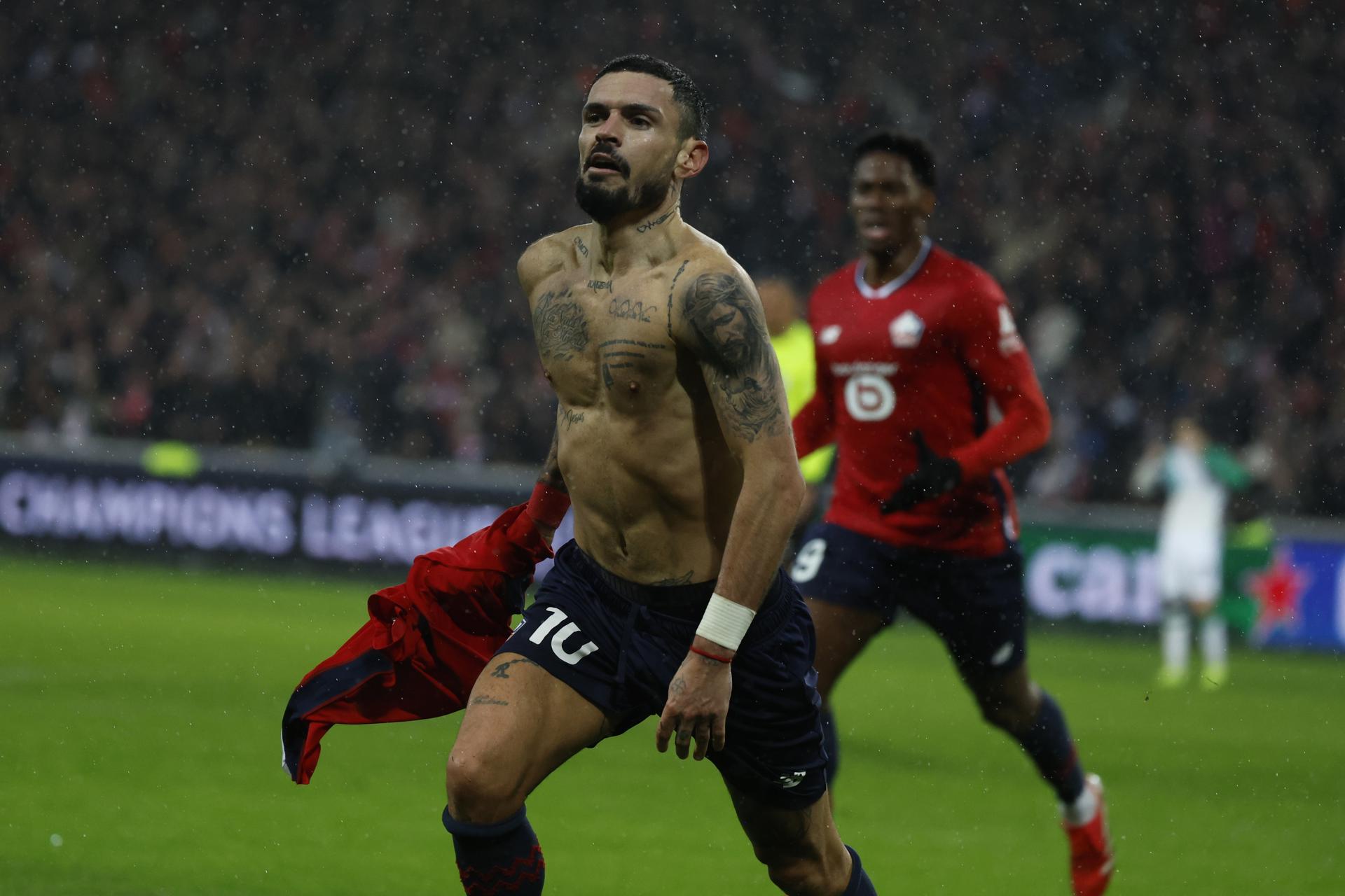 Remy Cabella celebra el sexto gol durante el partido que han jugado contra el Feyenoord en Villeneuve-d'Ascq, Francia. EFE/EPA/MOHAMMED BADRA 