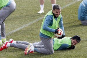 alt El Atlético ultima su vuelta a la competición con las bajas de Giménez y Lemar