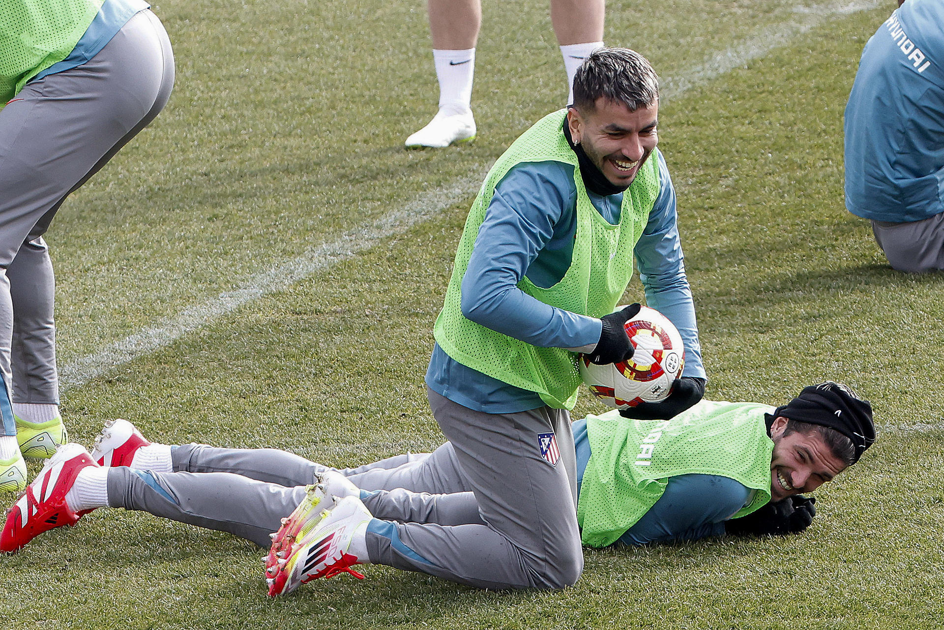 El Atlético ultima su vuelta a la competición con las bajas del uruguayo Giménez y Lemar