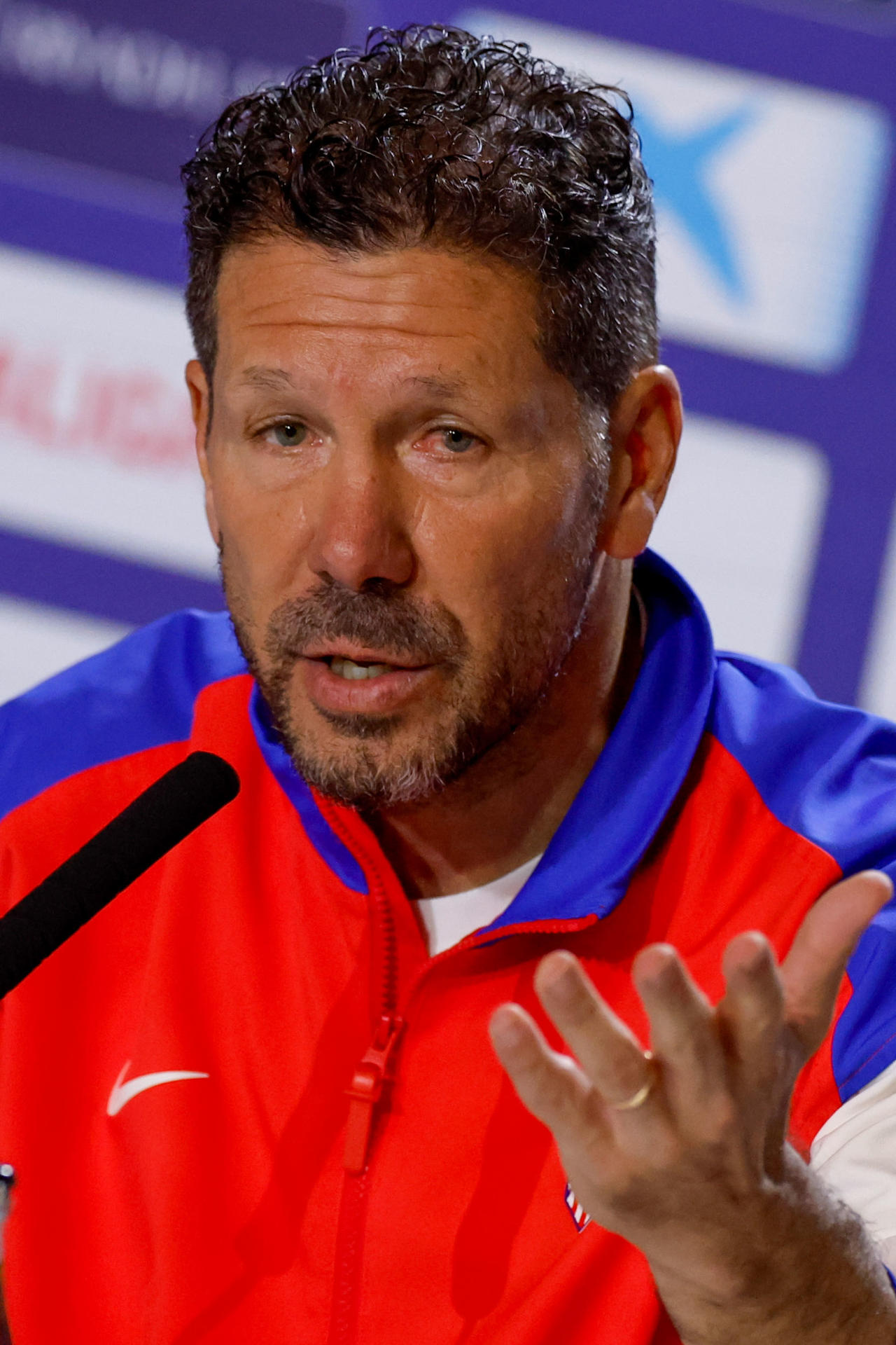 Simeone, en la rueda de prensa de este sábado. EFE/ Javier Lizón 