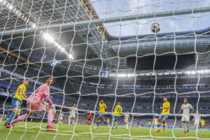 El centrocampista del Real Madrid Brahim Díaz (5d) anota ante la UD Las Palmas en el Estadio Santiago Bernabéu, en Madrid en foto de archivo de Rodrigo Jimenez. EFE