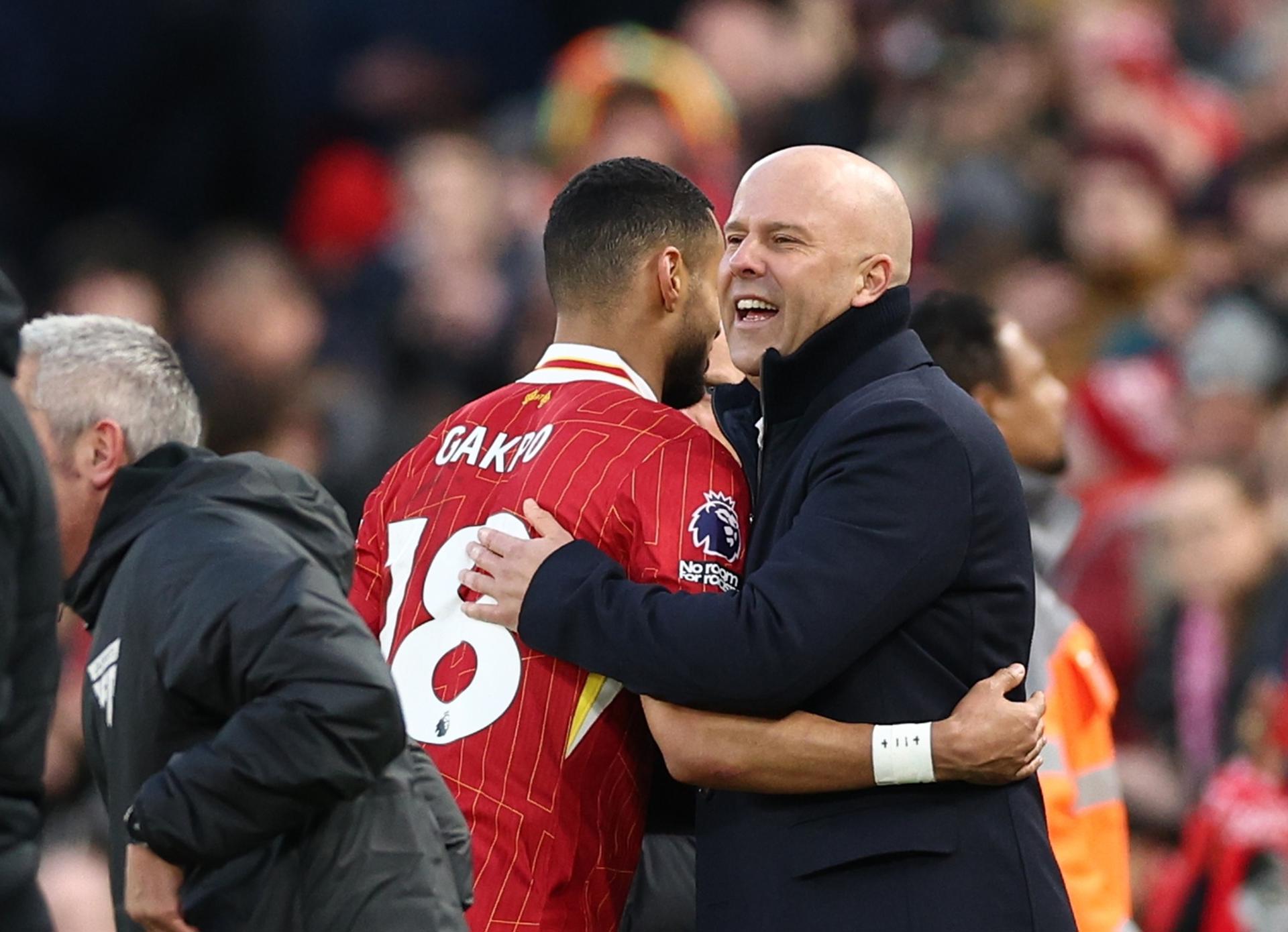 El jugador del Liverpool Cody Gakpo saluda a su entrenador Arne Slot durante el partido de la Premier League que han jugado Liverpool FC e Ipswich Town, en Liverpool, Reino Unido. EFE/EPA/ADAM VAUGHAN 