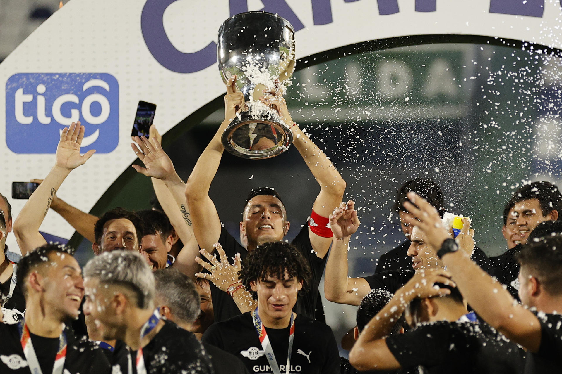 Jugadores del club Libertad celebran este miércoles la conquista de la Supercopa de Paraguay tras derrotar por 2-1 a Olimpia en el estadio asunceno Defensores del Chaco. EFE/ Juan Pablo Pino 