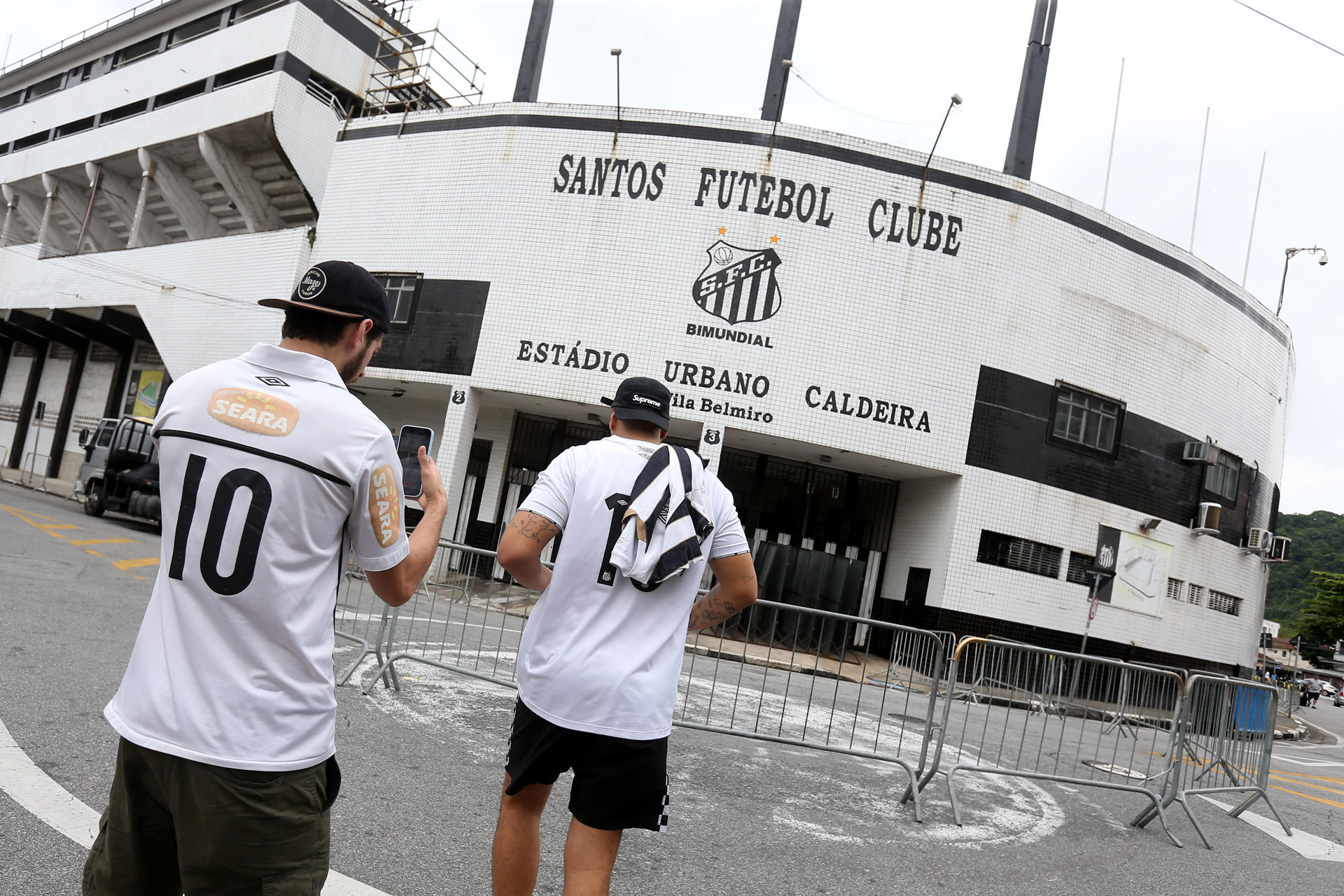 Aficionados del Santos se acercaron este viernes al estadio Vila Belmiro donde se realizará la presentación de Neymar. EFE/ Guilherme Dionizio 