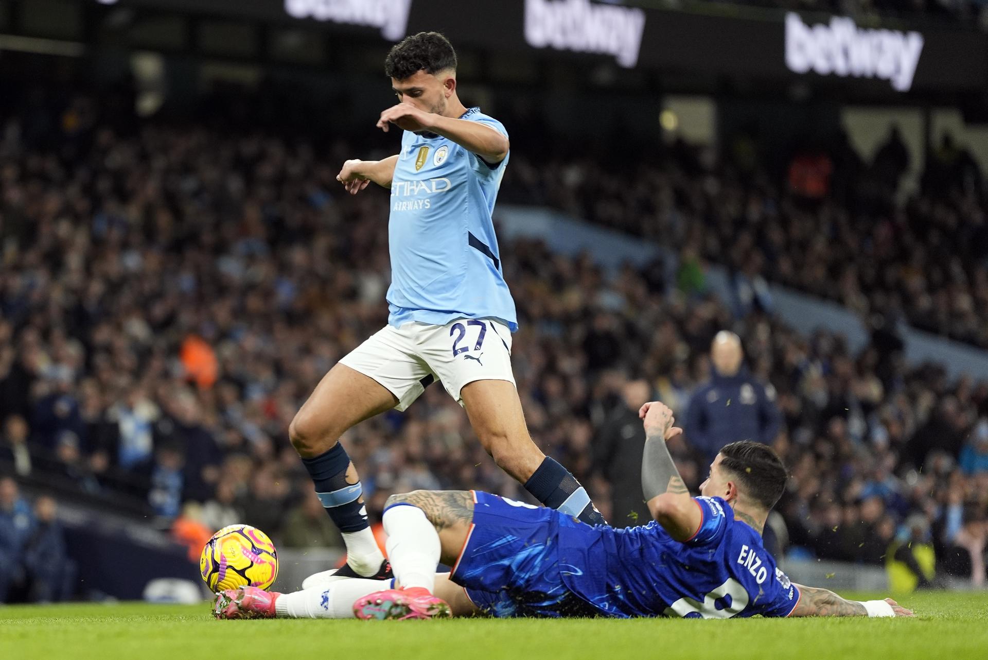 El jugador del Manchester City's Matheus Nunes. (I) y el del Chelea Enzo Fernández durante el partido de la Premier League que han jugado Manchester City y Chelsea, en Manchester, Reino Unido. EFE/EPA/TIM KEETON 