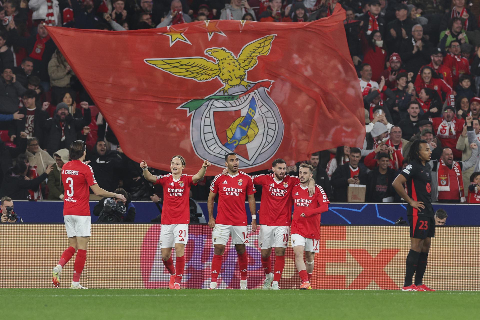 El delantero griego del Benfica Pavlidis celebra con sus compañeros un gol contra el Barcelona durante el partido de la UEFA Champions League en el estadio de Da Luz, Lisboa, Portugal.EFE/EPA/MIGUEL A. LOPES 