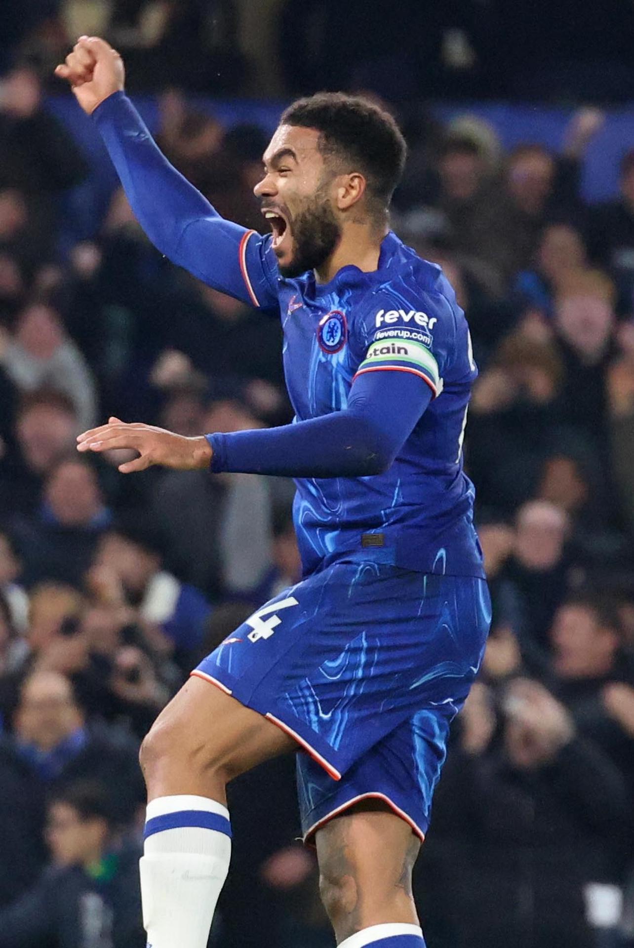 El jugador del Chelsea Reece James (d) reacciona al 2-2 durante el partido de la Premier League que han jugado Chelsea FC y AFC Bournemouth, en Londres Reino Unido. EFE/EPA/NEIL HALL 