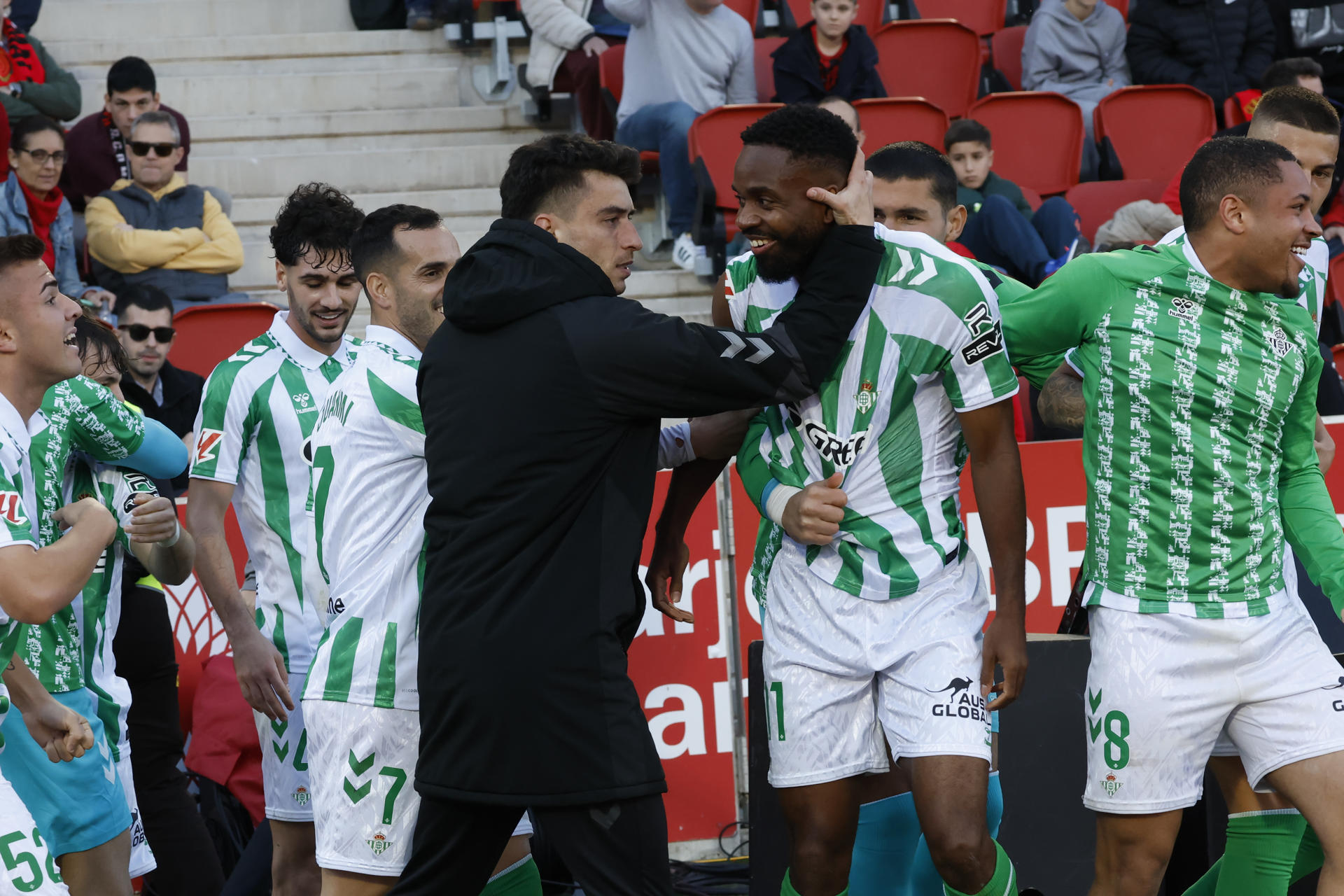 El delantero del Betis Cédric Bakambu (2d), celebra su gol contra el RCD Mallorca, durante el partido de LaLiga de la jornada 21 disputado este sábado en el estadio de Son Moix, en Palma de Mallorca. EFE/Cati Cladera 