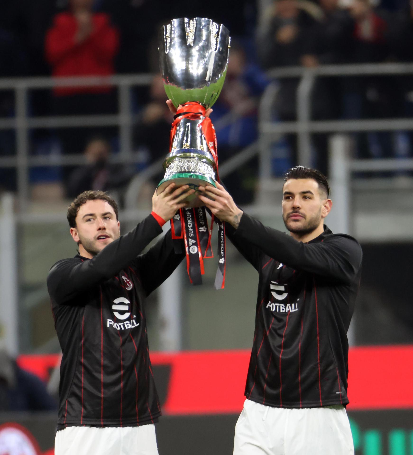 Davide Calabria y Theo Hernández ofrecen la Supercopa de Italia a su afición. EFE/EPA/MATTEO BAZZI 