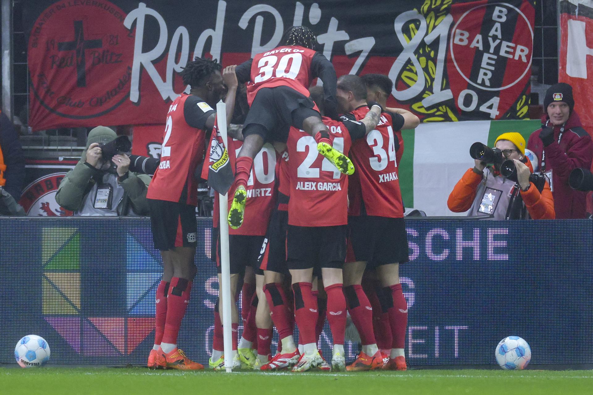 Los jugadores del Leverkusen festejan el gol de la victoria. EFE/EPA/CHRISTOPHER NEUNDORF. 