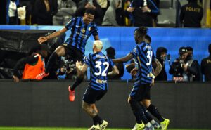 alt Dumfries maltrata al Atalanta