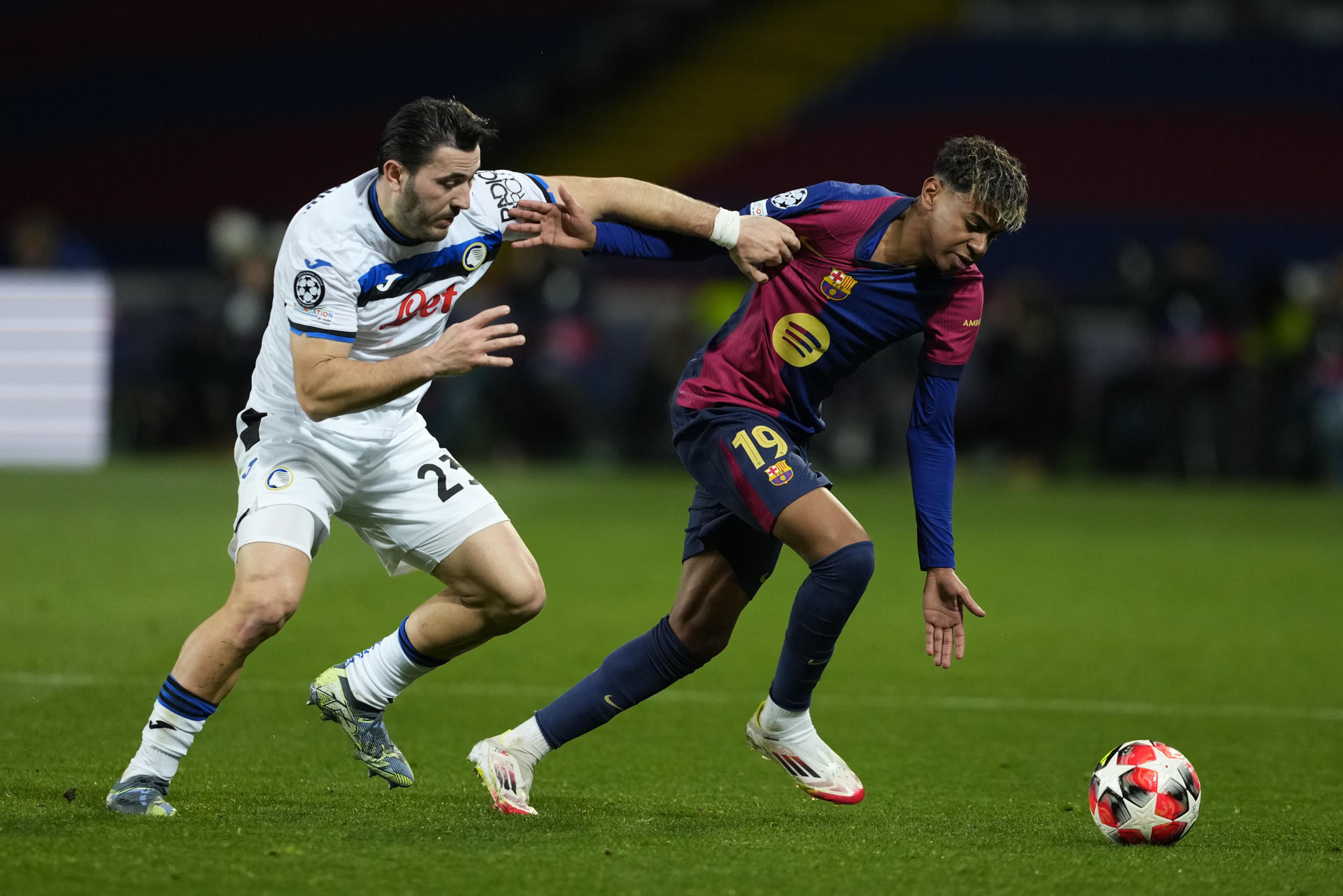 El delantero del FC Barcelona Lamine Yamal (d) pelea un balón con el defensa bosnio del Atalanta Sead Kolašinac durante el partido de la Liga de Campeones de la UEFA, este miércoles en Barcelona. EFE/ Alejandro Garcia 