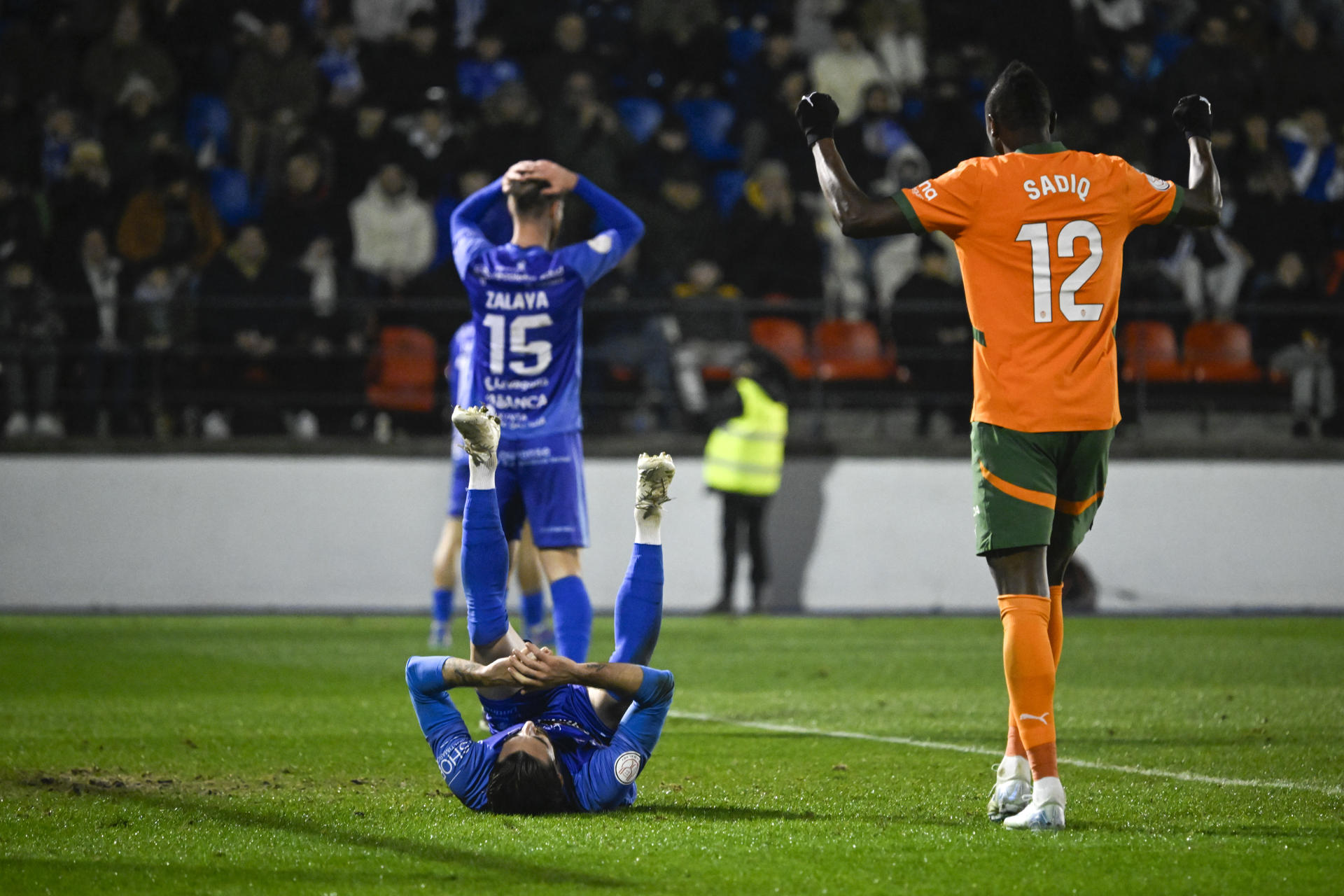 El defensa del Ourense CF, Fran Carmona (i), tras meter el balón en propia puerta en la jugada que ha significado el primer gol del Valencia durante el encuentro correspondiente a los octavos de final de la Copa del Rey que disputaron Ourense CF y Valencia en el estadio O Couto, en Ourense. EFE / Brais Lorenzo. 