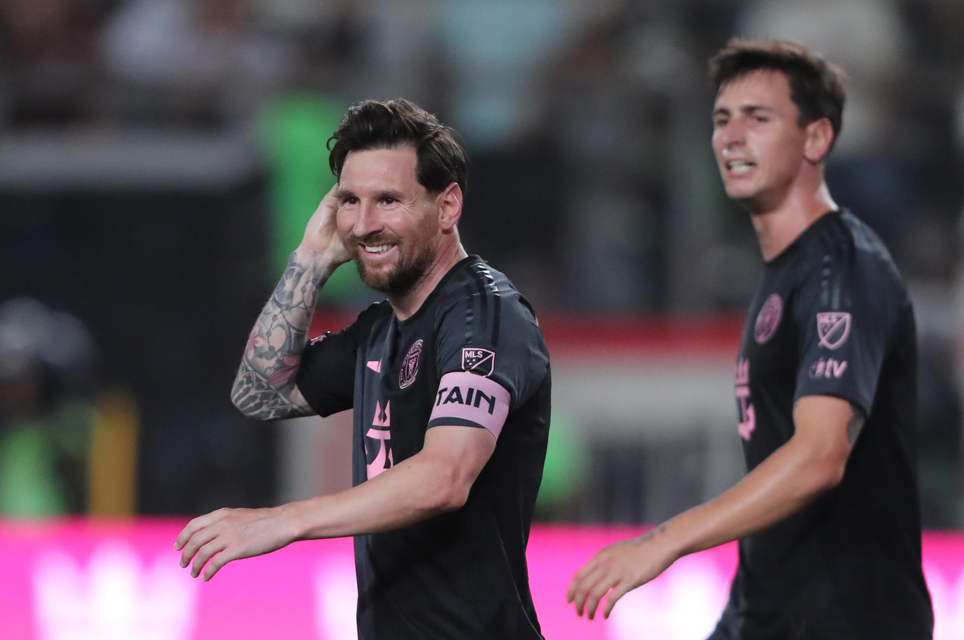 Lionel Messi de Inter reacciona este miércoles, en un partido amistoso entre Universitario e Inter Miami en el estadio Monumental en Lima (Perú). EFE/ Paolo Aguilar 