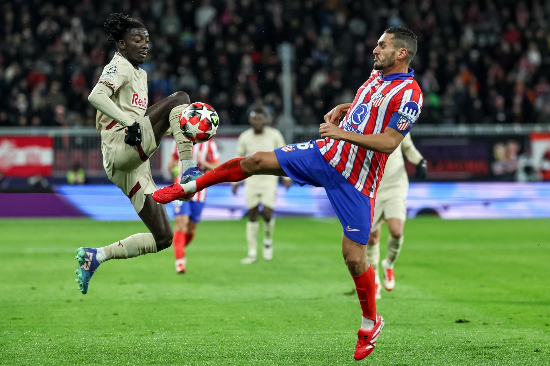 Koke disputa un balón con Yeo. EFE/EPA/FILIP SINGER 