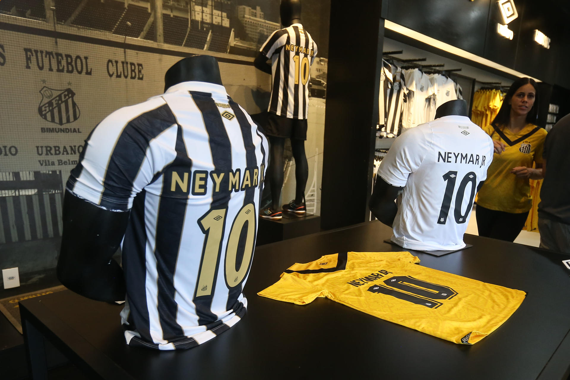 En el estadio Vila Belmiro ya hay camisetas del Santos con el número y nombre de Neymar. EFE/ Guilherme Dionizio 