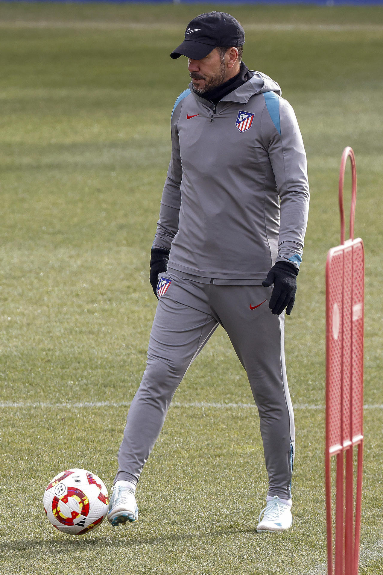 Simeone, durante el entrenamiento de este viernes.-EFE/ J.P. Gandul