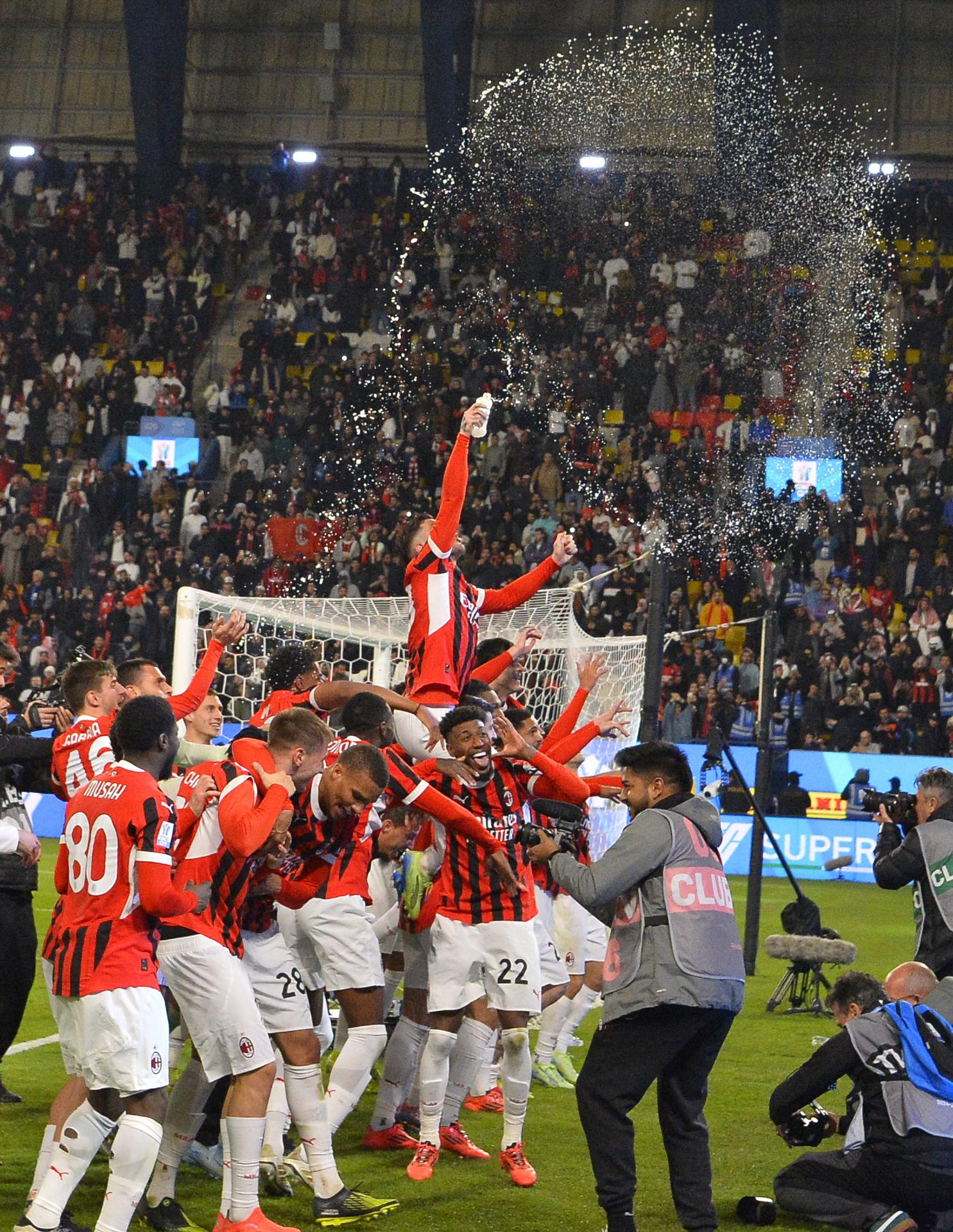 Los jugadores del Milan celebran su victoria en la Supercopa de Italia ante el Inter de Milán. EPA/STRINGER