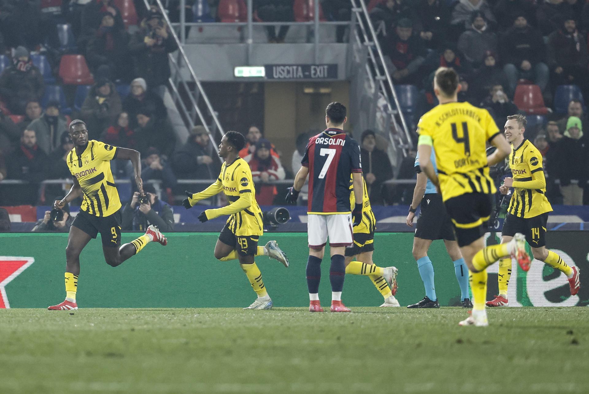 El delantero del Dortmund Serhou Guirassy celebra con sus compañeros un gol durante el partido de la séptima jornada de la UEFA Champions League en el Renato Dall'Ara stadium en Bolonia,Italia. EFE/EPA/ELISABETTA BARACCHI 