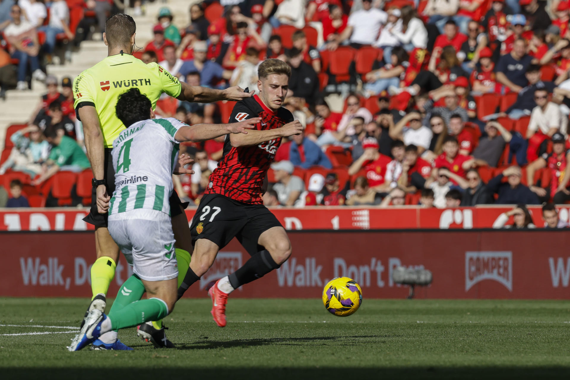 El centrocampista del RCD Mallorca Robert Navarro (d) con el balón ante el centrocampista del Real Betis João Lucas de Souza Cardoso (i) durante el partido de LaLiga disputado este sábado en el estadio de Son Moix, en Palma de Mallorca. EFE/Cati Cladera 