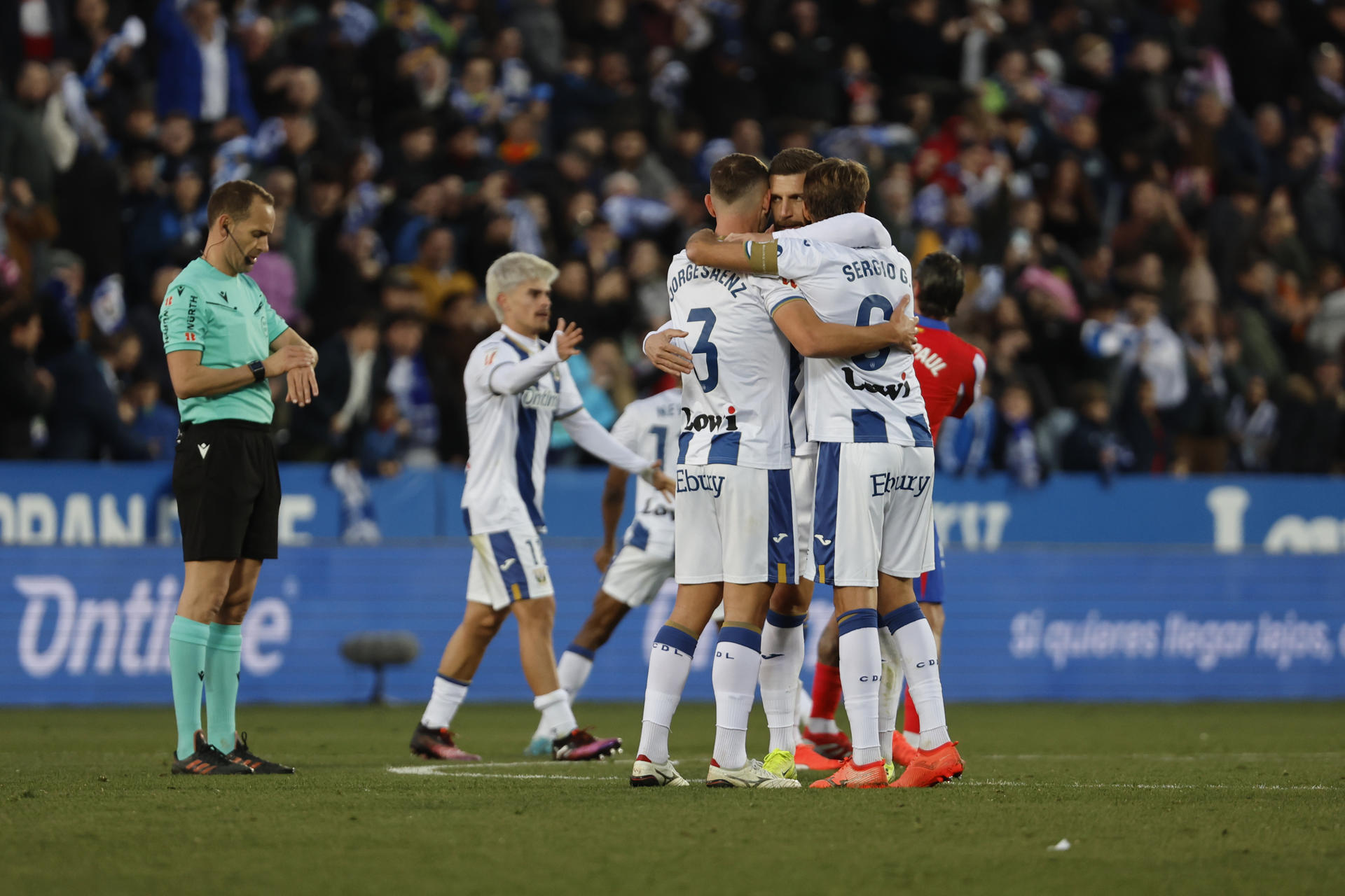 Los jugadores del Leganés celebran la victoria en el partido de LaLiga EA Sports entre CD Leganés y Atlético de Madrid, este sábado en el Estadio Municipal Butarque de Madrid. EFE/ Sergio Pérez