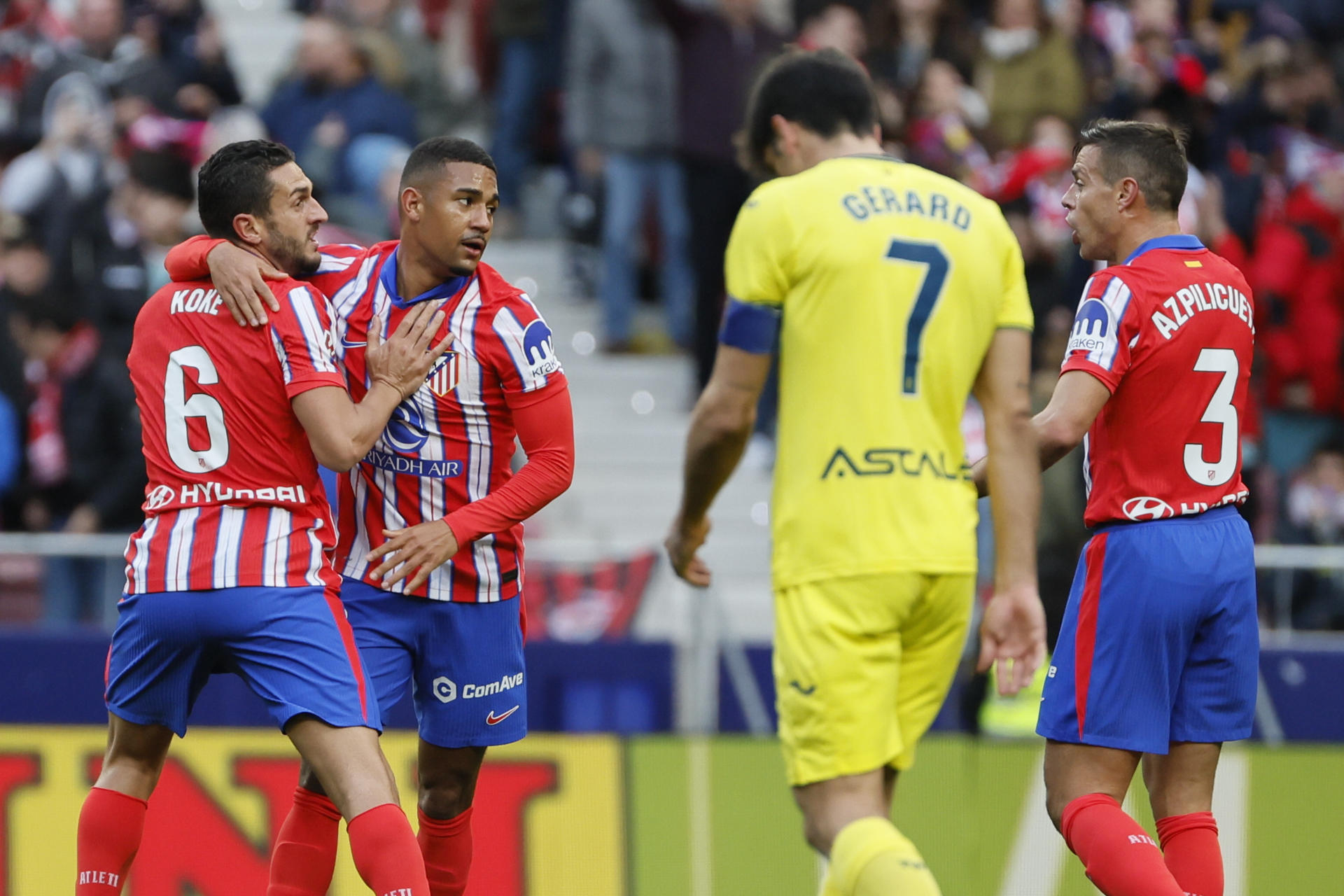 El centrocampista brasileño del Atlético de Madrid Samuel Lino (2i), celebra su gol cobntra el Villarreal, durante el partido de La Liga de la jornada 21 que disputaron Atlético de Madrid y Villarreal, este sábado en el estadio Riyadh Air Metropolitano en Madrid.-EFE/ Ballesteros 