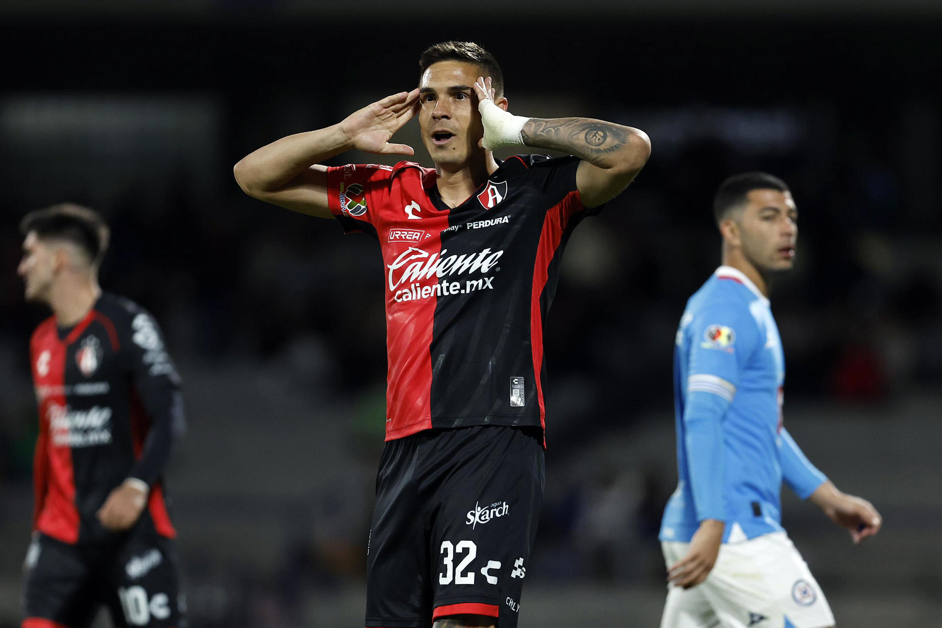 Uros Durdevic de Atlas celebra un gol ante Cruz Azul. EFE/Sáshenka Gutiérrez 